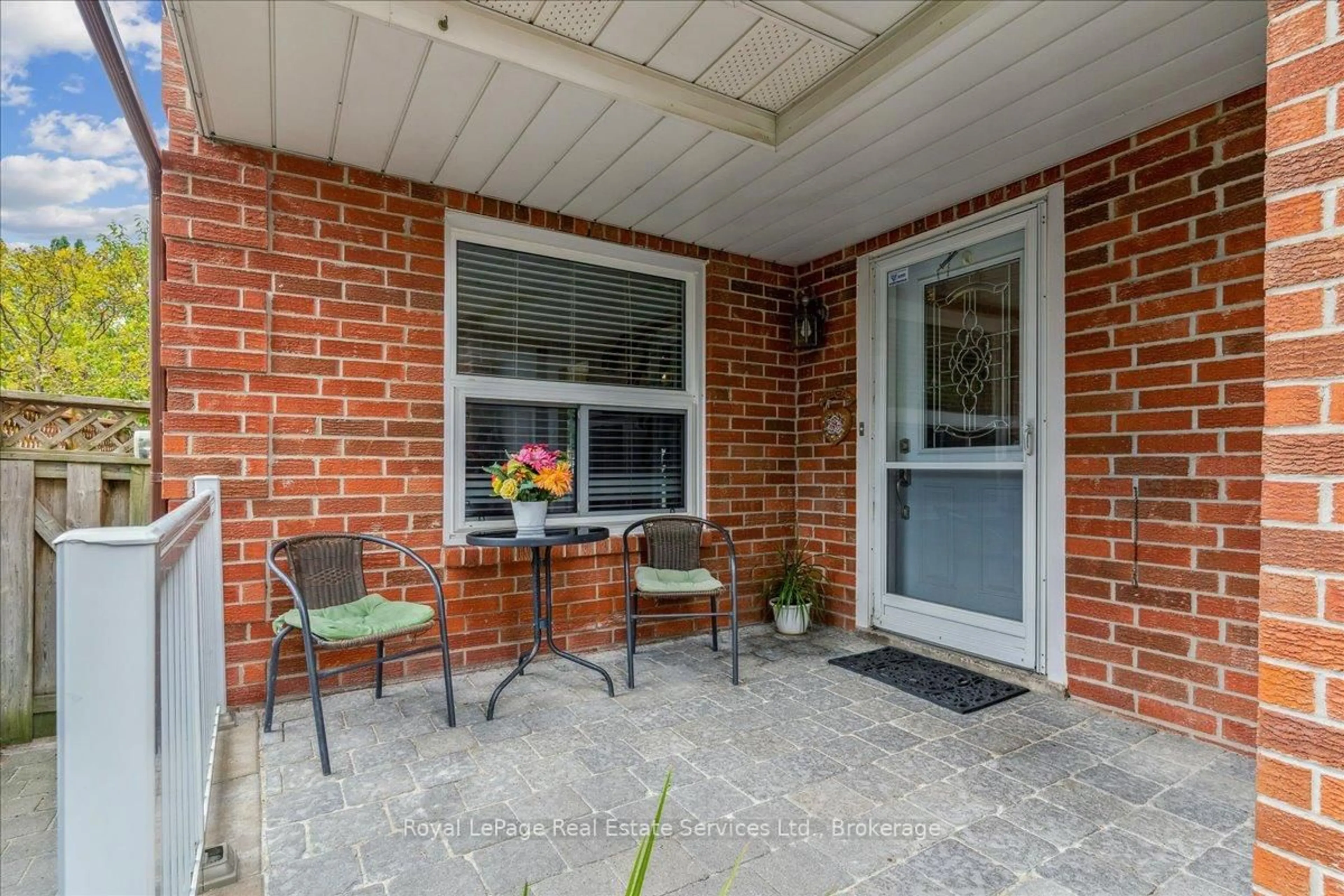 Patio, street for 211 Murray St, Brampton Ontario L6X 3L8