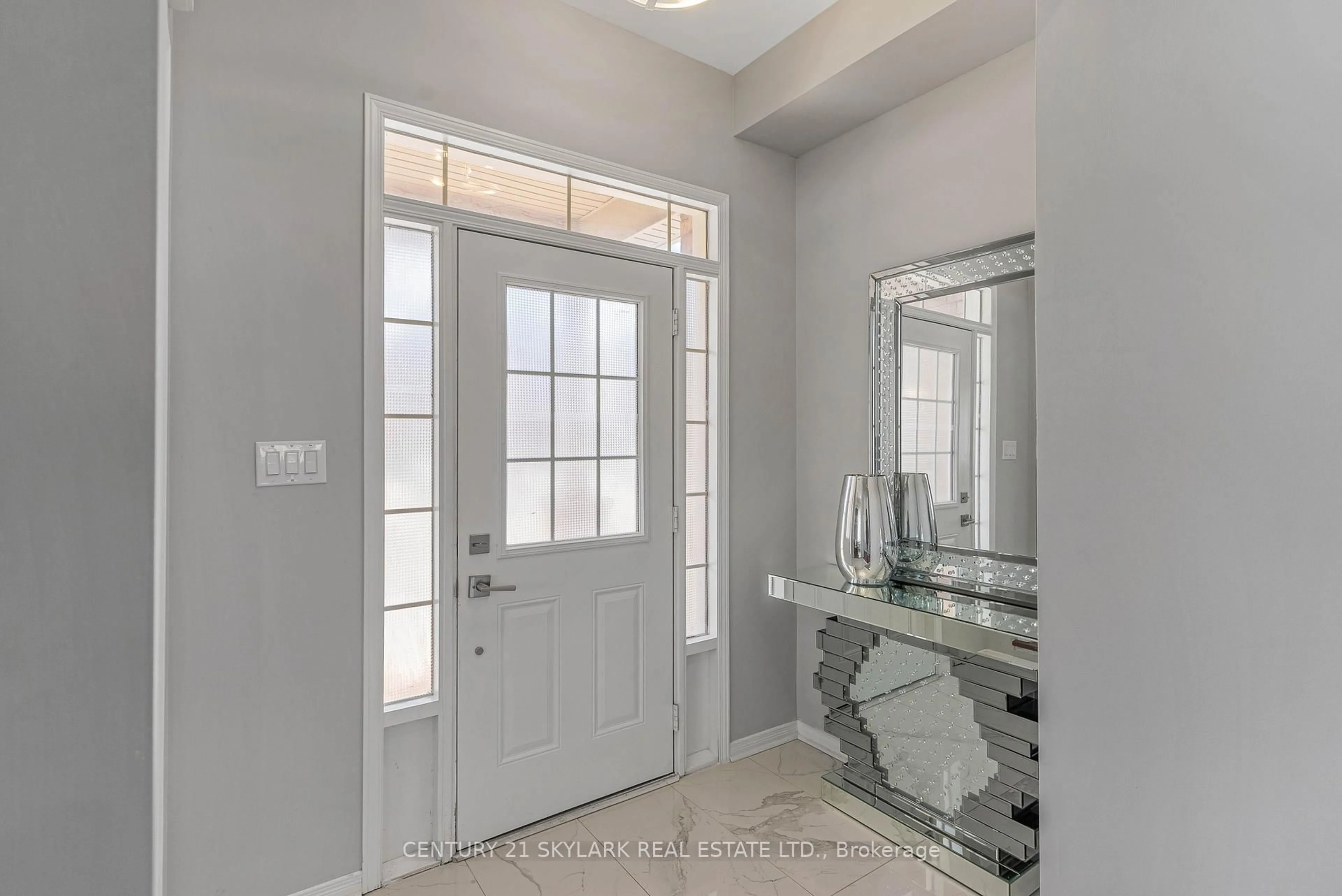 Indoor entryway for 13 Ledgerock Rd, Brampton Ontario L6P 2L8