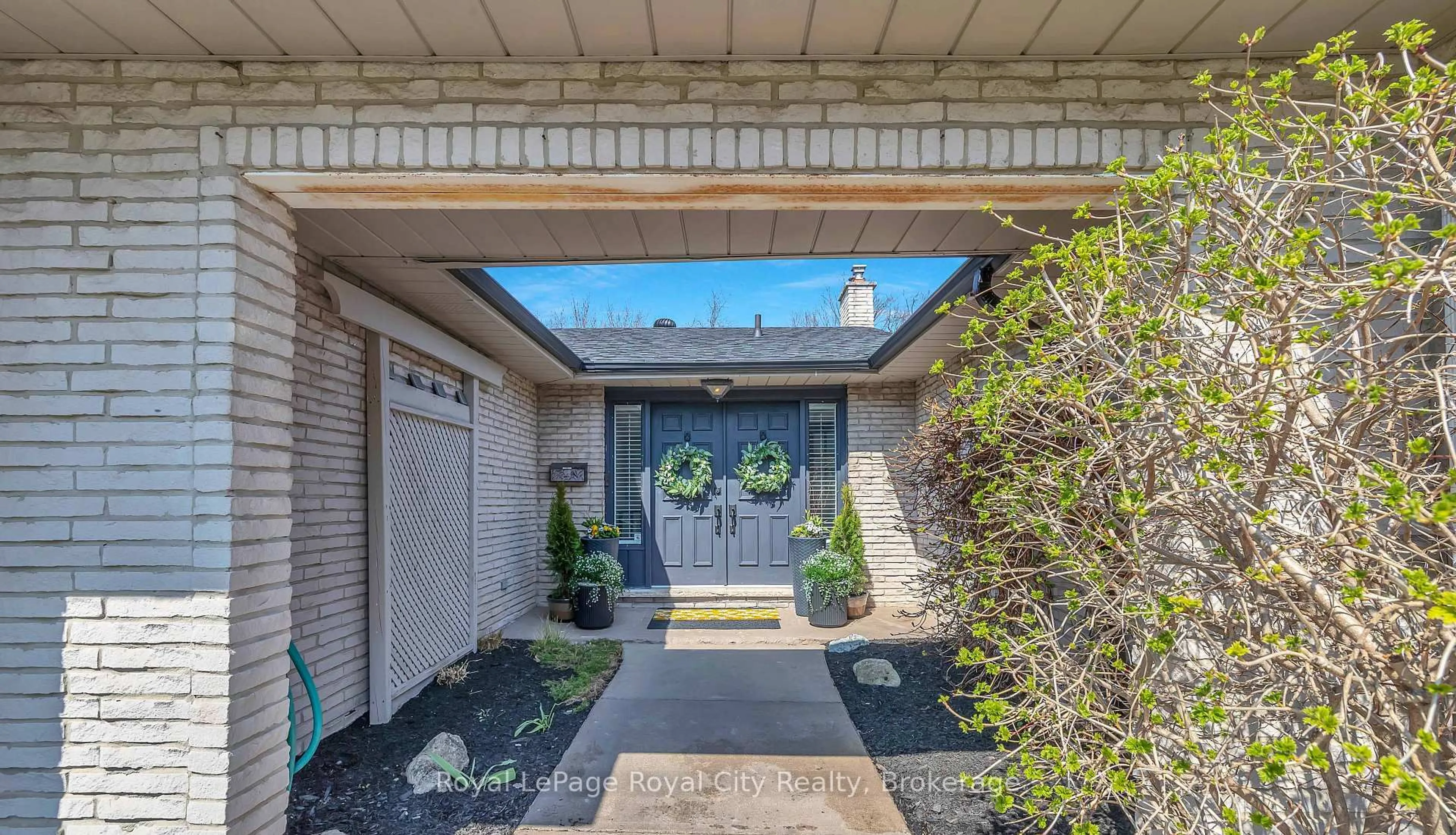 Indoor entryway for 1873 Four Seasons Dr, Burlington Ontario L7P 3B1