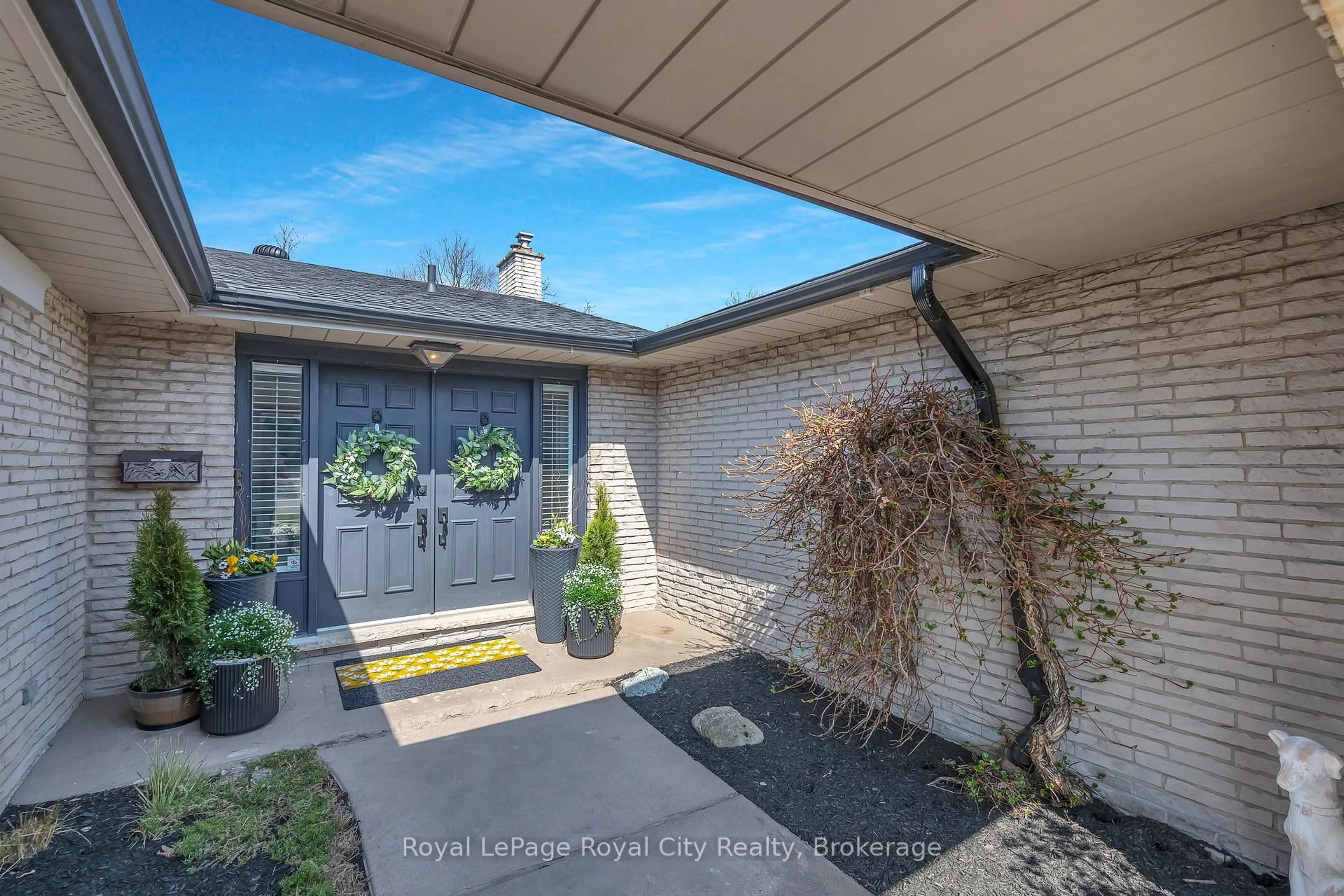 Indoor entryway for 1873 Four Seasons Dr, Burlington Ontario L7P 3B1