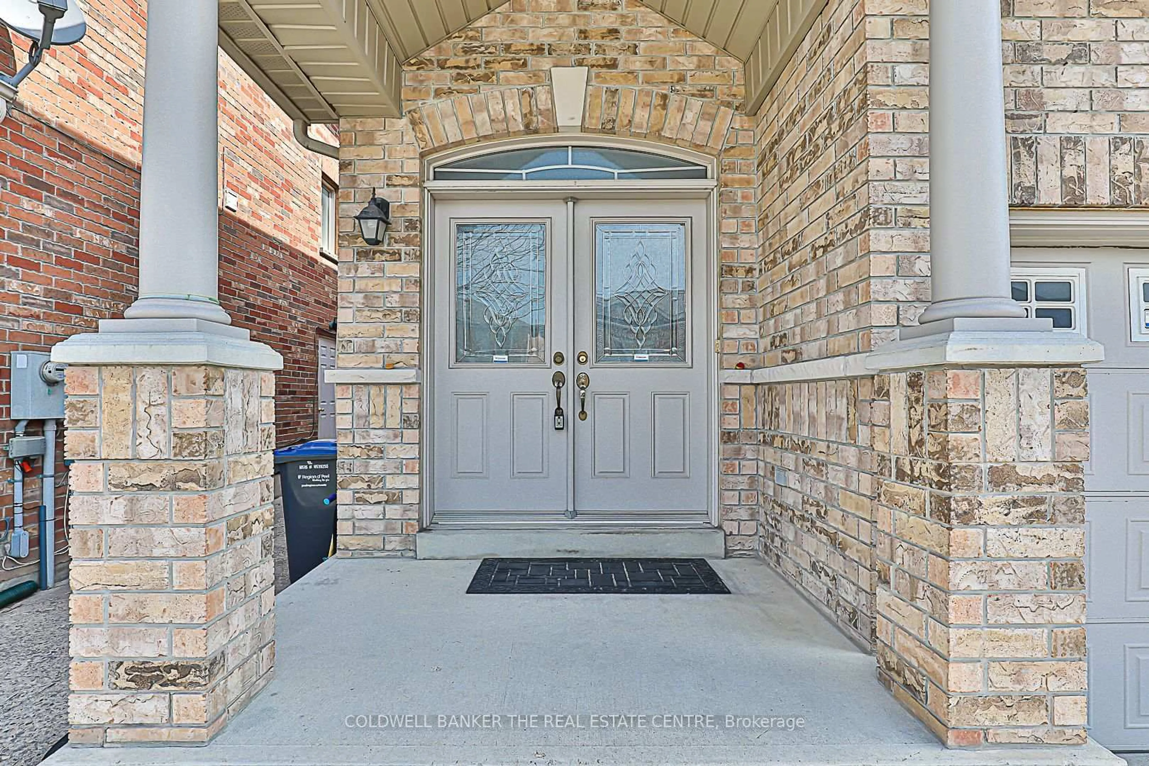 Indoor entryway for 43 Crystalview Cres, Brampton Ontario L6P 2R7