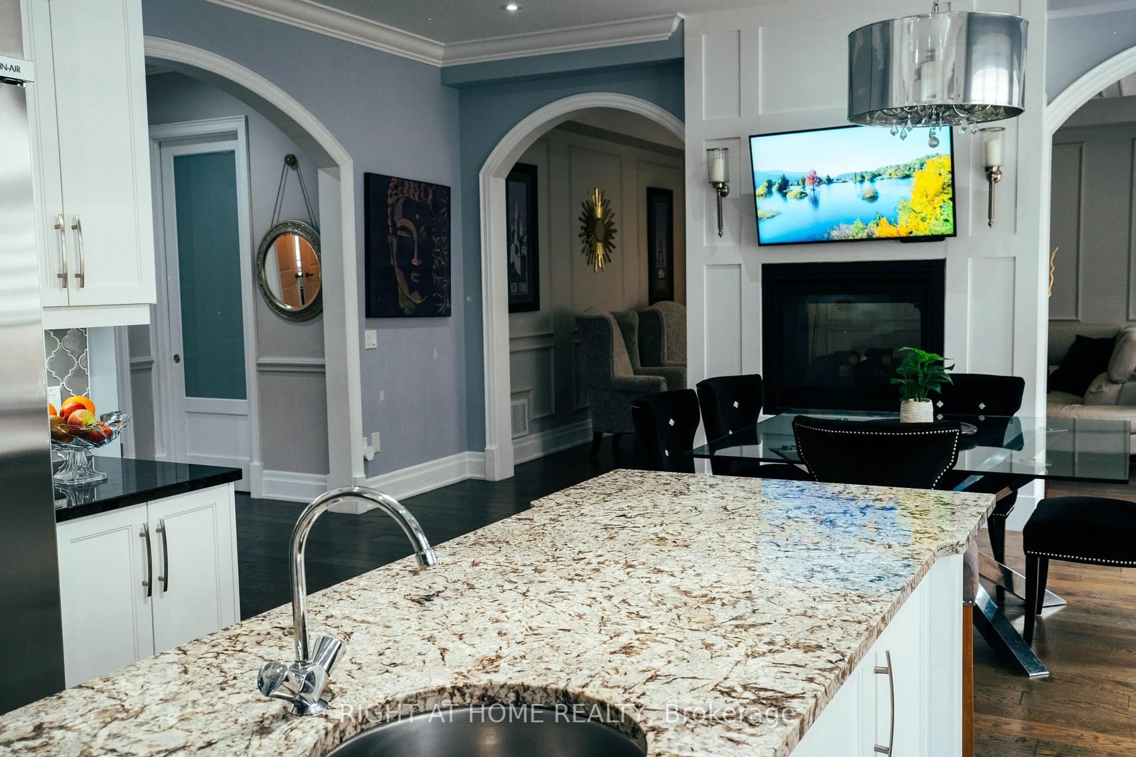 Open concept kitchen, ceramic/tile floor for 11 Fairmont Clse, Brampton Ontario L6Y 2Y3