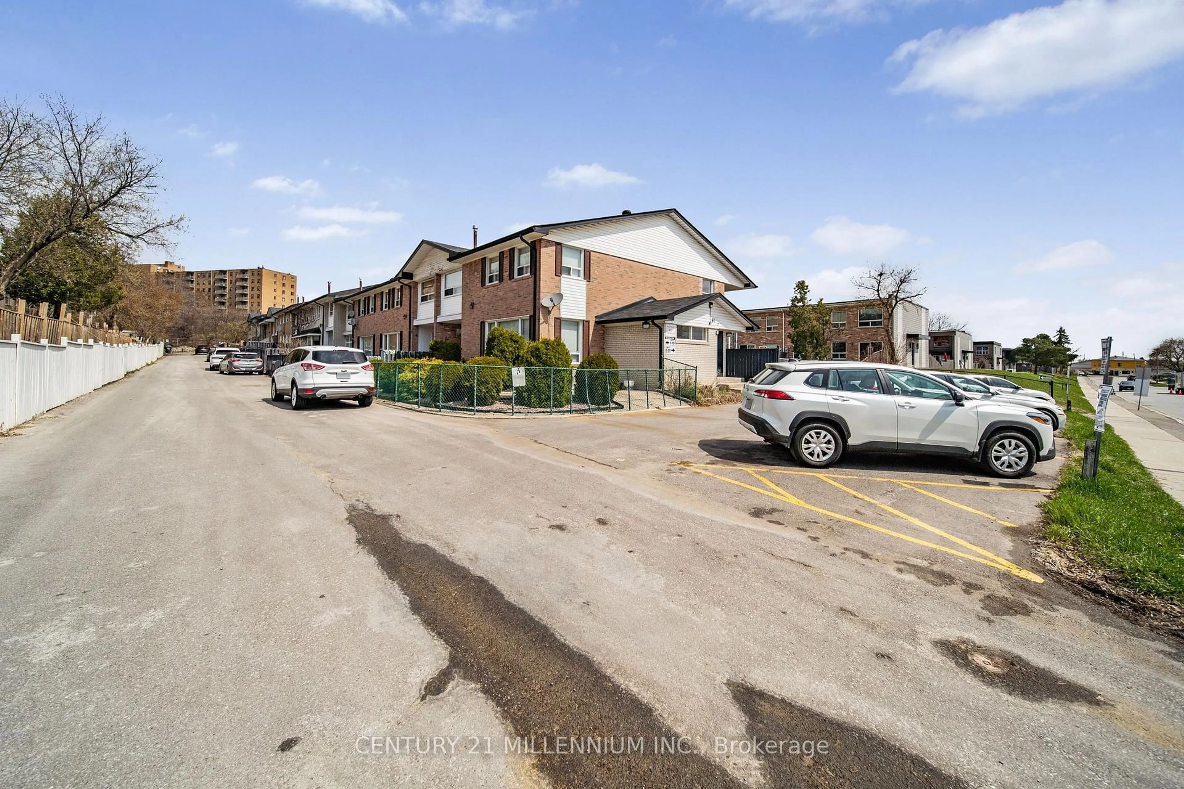 A pic from outside/outdoor area/front of a property/back of a property/a pic from drone, street for 61 Ardglen Dr #19, Brampton Ontario L6W 1V1