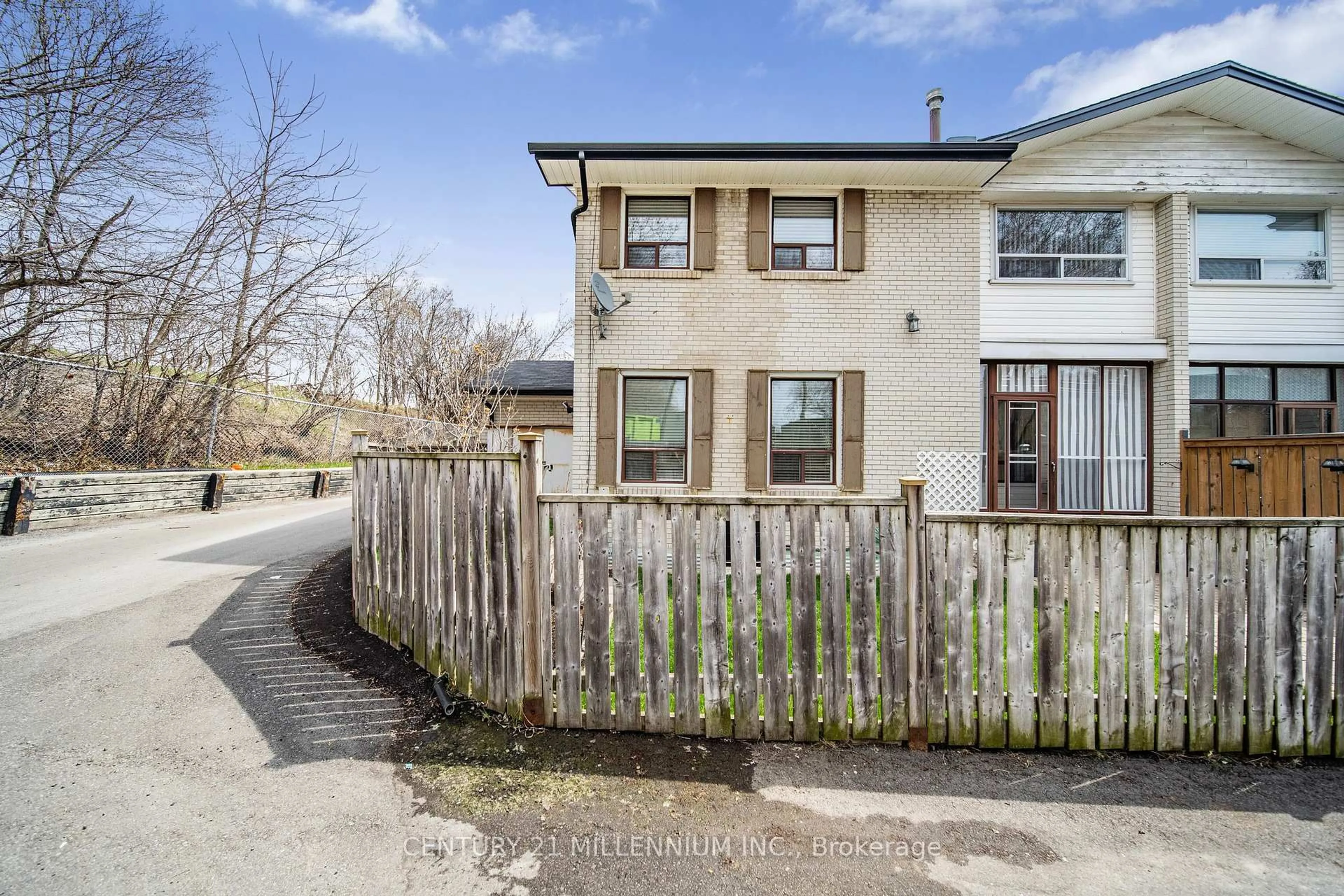A pic from outside/outdoor area/front of a property/back of a property/a pic from drone, street for 61 Ardglen Dr #19, Brampton Ontario L6W 1V1