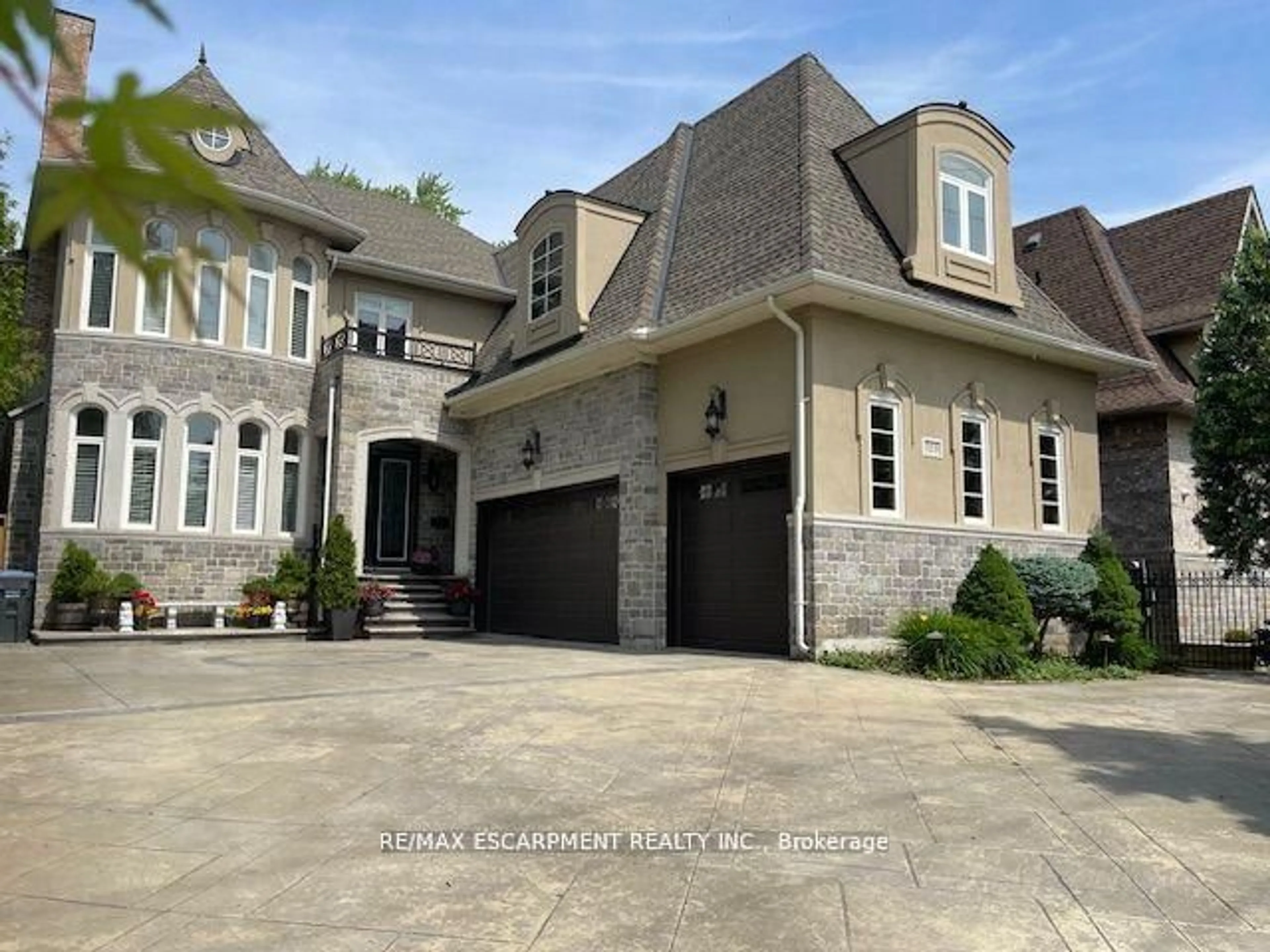Home with brick exterior material, street for 729 Queensway N/A, Mississauga Ontario L5C 1A7