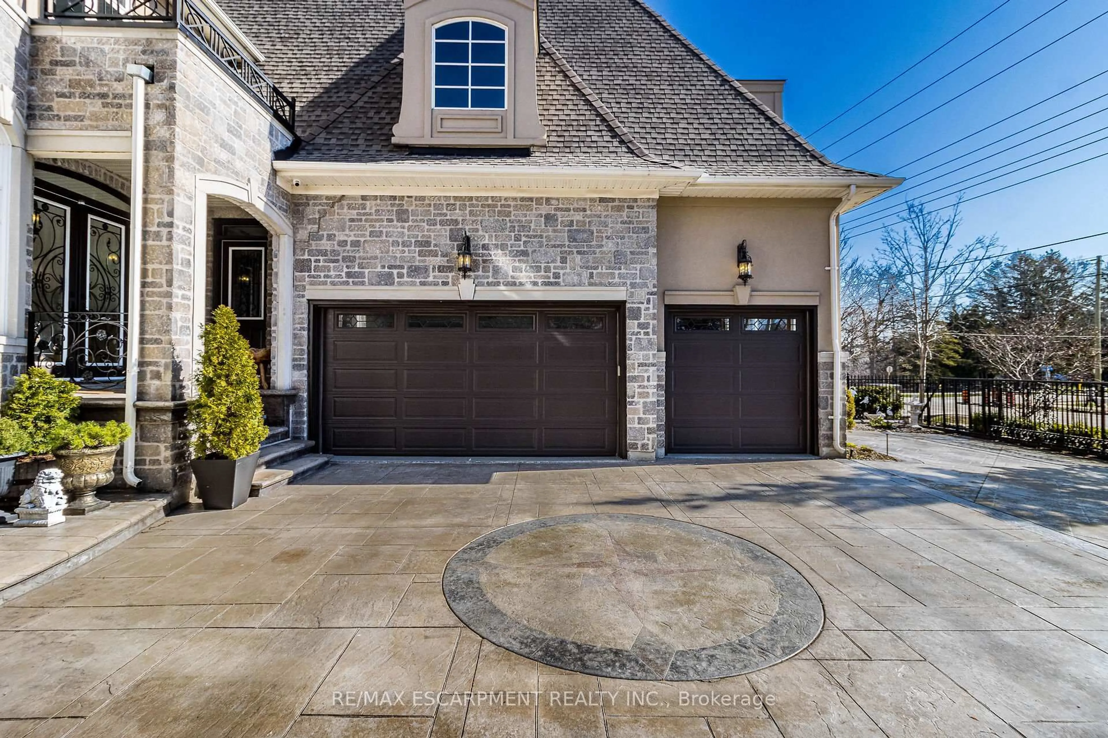 Indoor garage for 729 Queensway N/A, Mississauga Ontario L5C 1A7