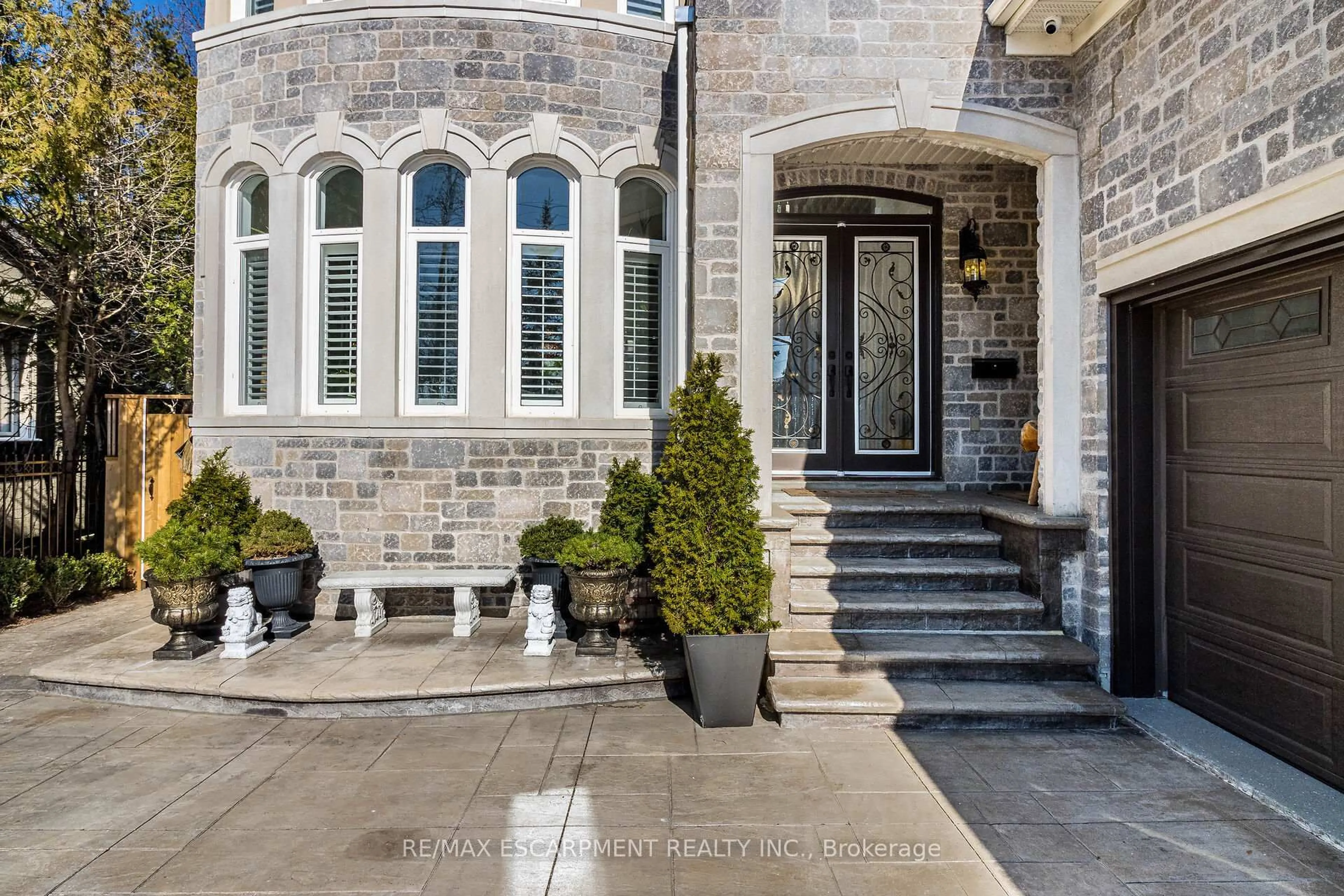 Indoor entryway for 729 Queensway N/A, Mississauga Ontario L5C 1A7