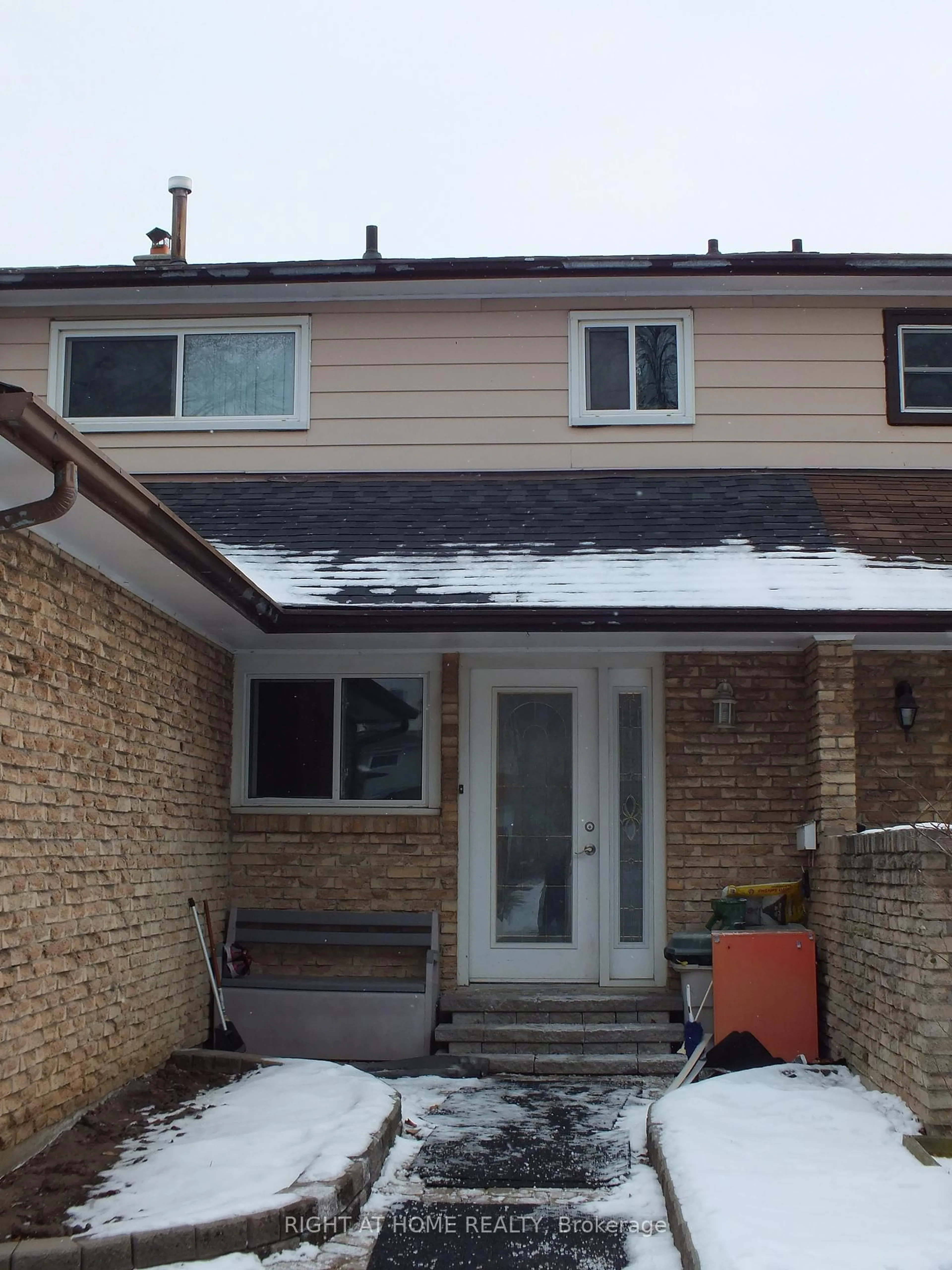 Home with vinyl exterior material, street for 522 Cavell Dr, Mississauga Ontario L5B 2N9