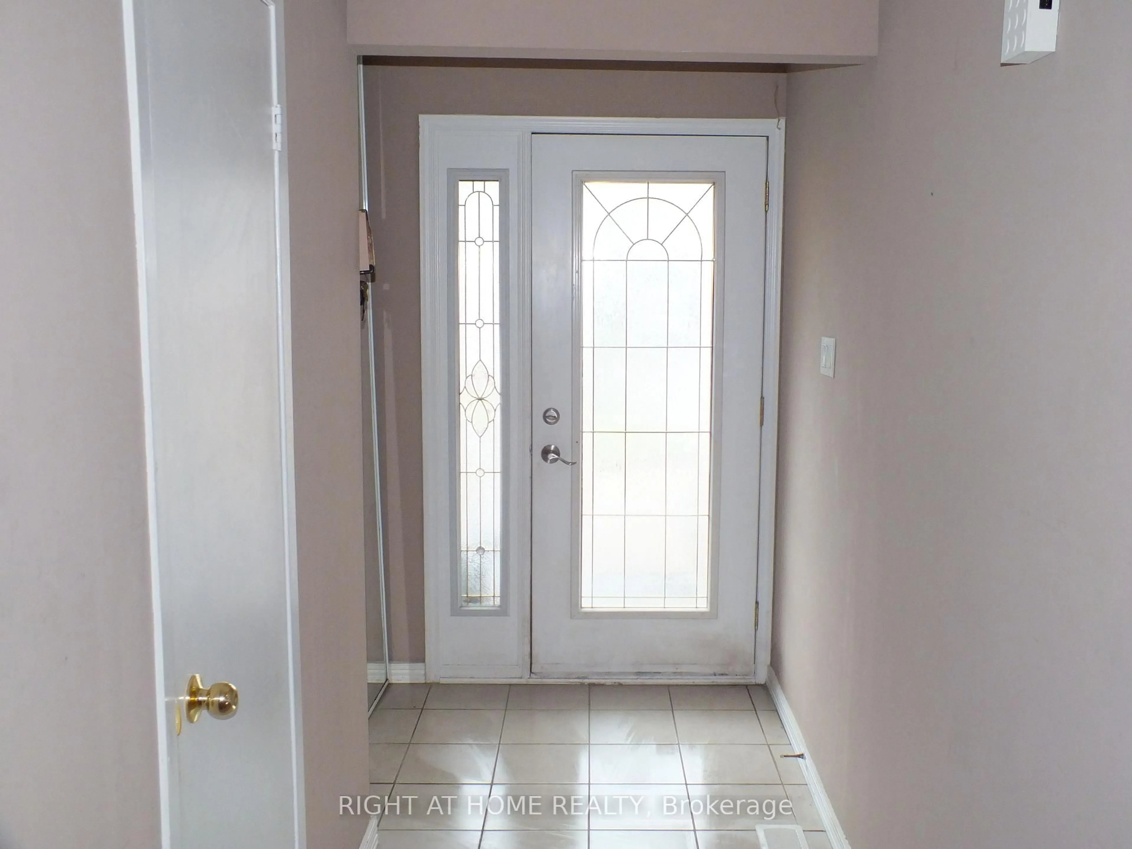 Indoor entryway for 522 Cavell Dr, Mississauga Ontario L5B 2N9