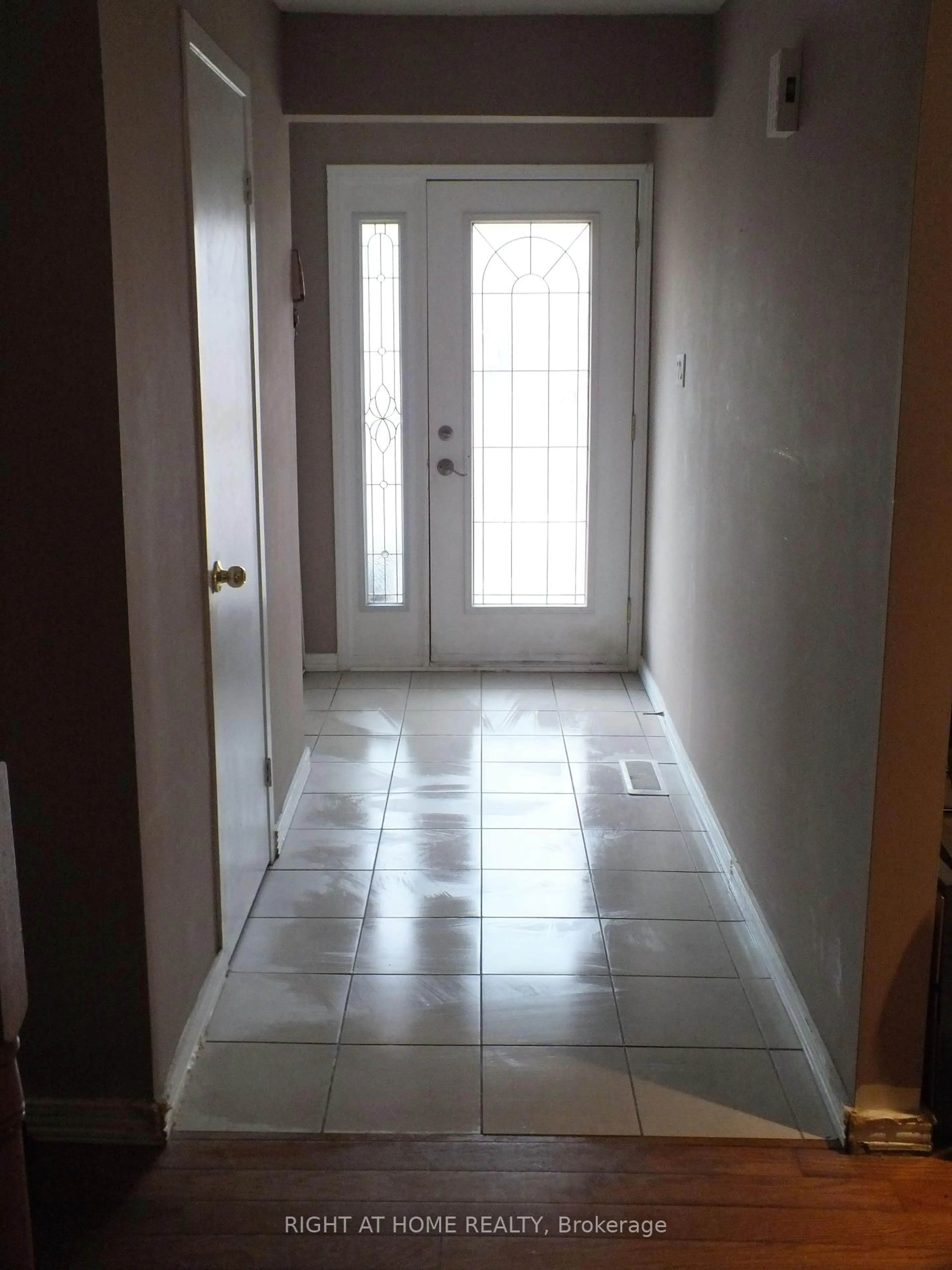 Indoor entryway for 522 Cavell Dr, Mississauga Ontario L5B 2N9