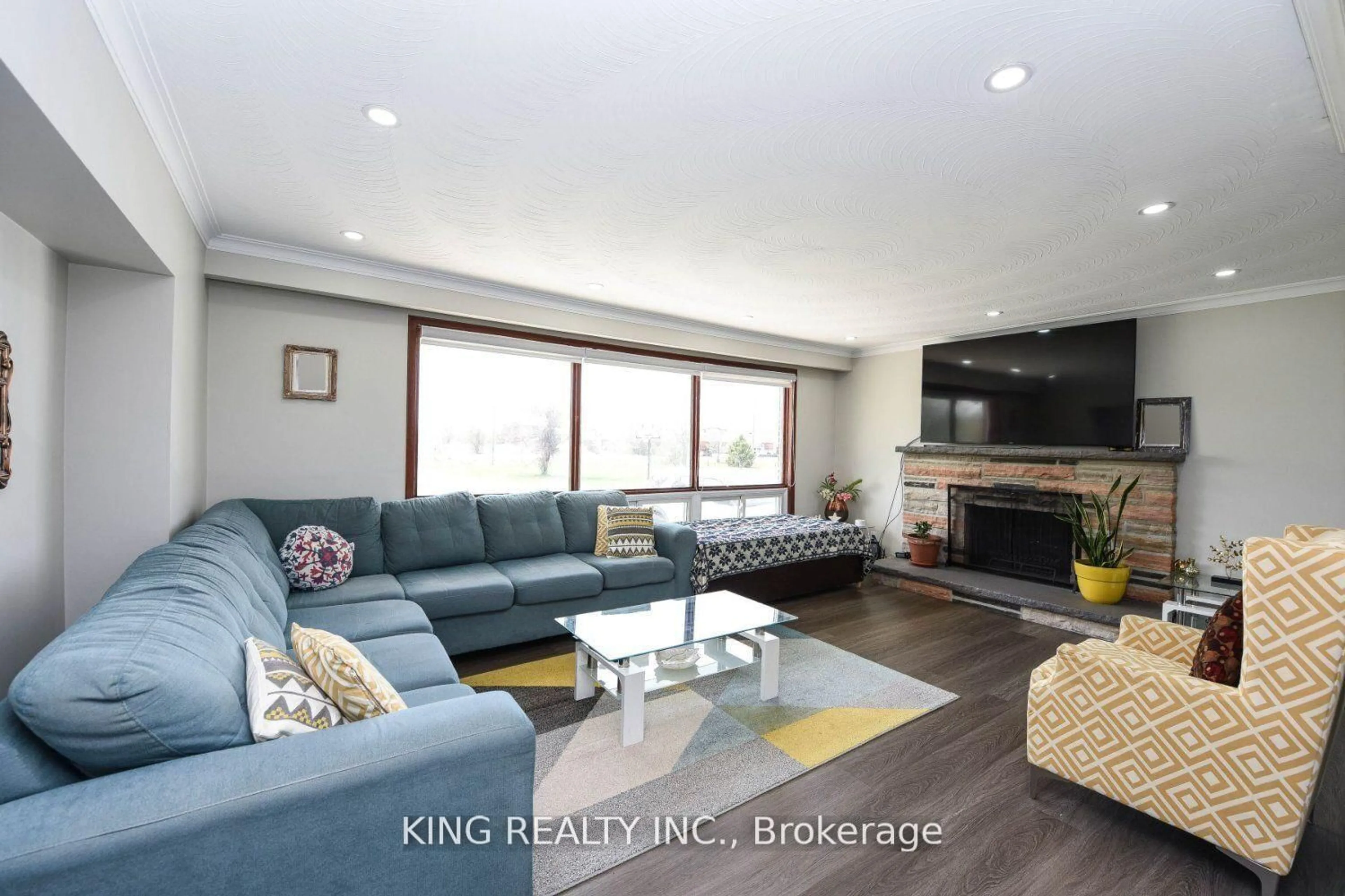 Living room with furniture, wood/laminate floor for 14771 Dixie Rd, Caledon Ontario L7C 2M9