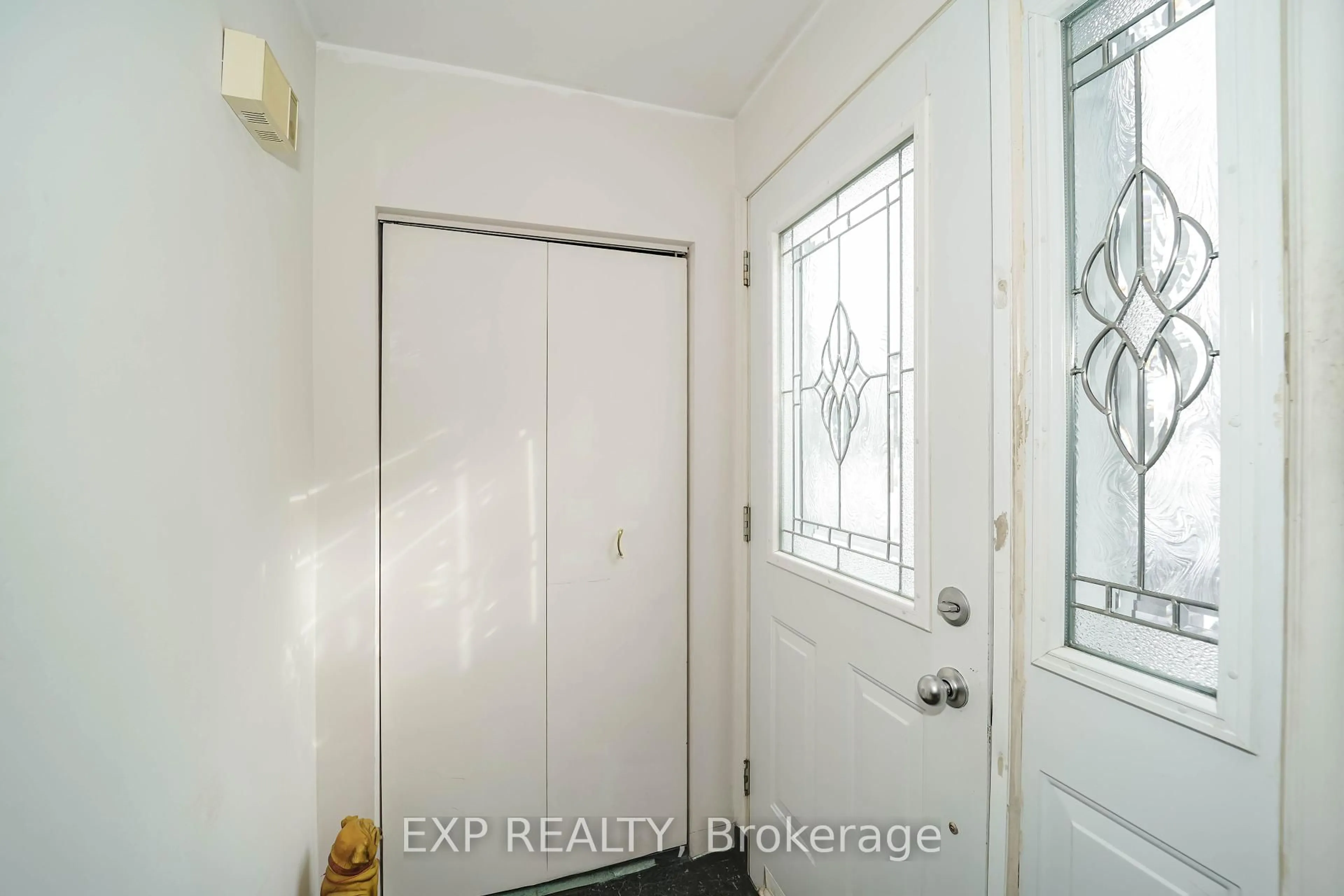 Indoor entryway for 23 Cloverdale Dr, Brampton Ontario L6T 2T5