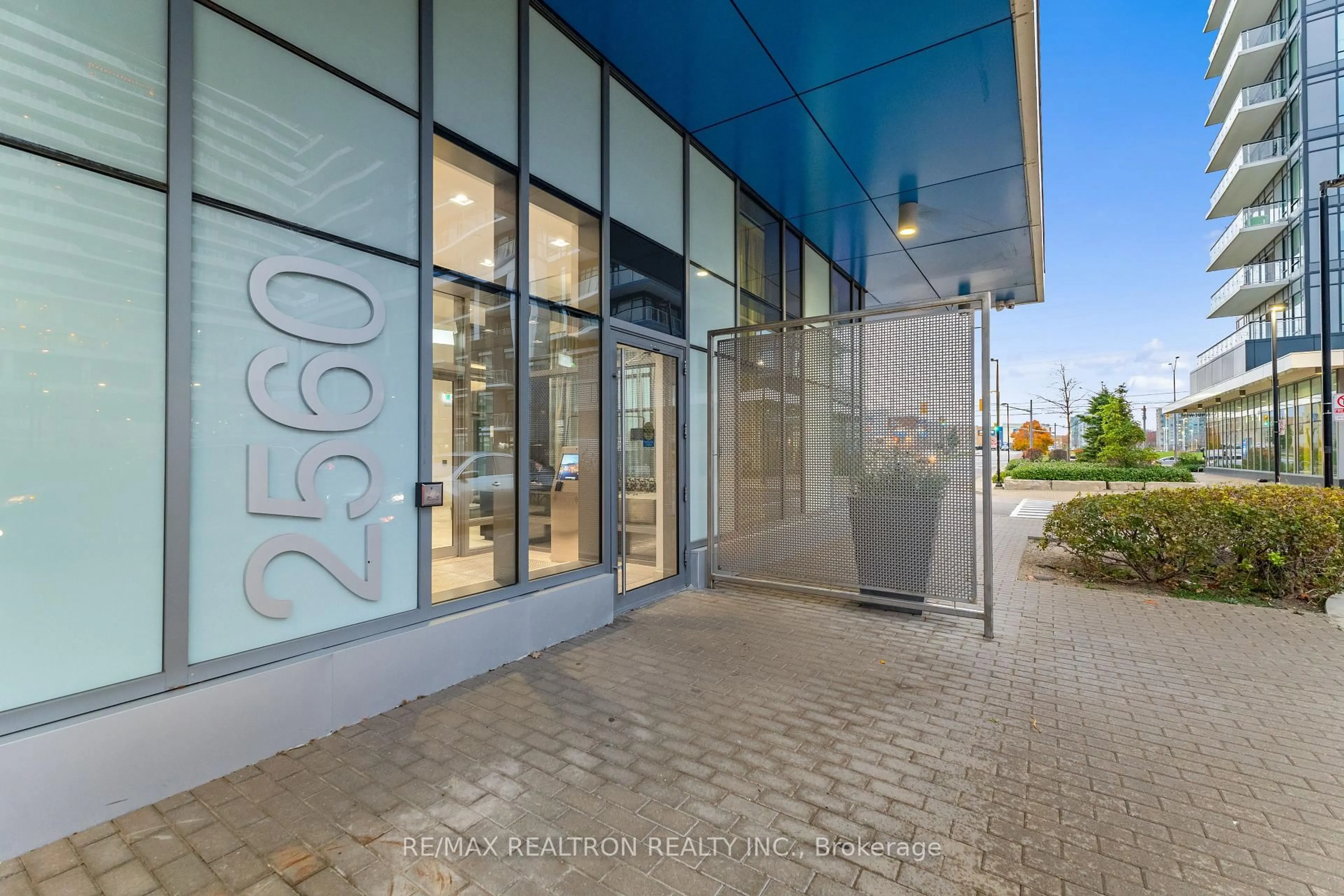 Indoor foyer for 2560 Eglinton Ave #2004, Mississauga Ontario L5M 0Y3