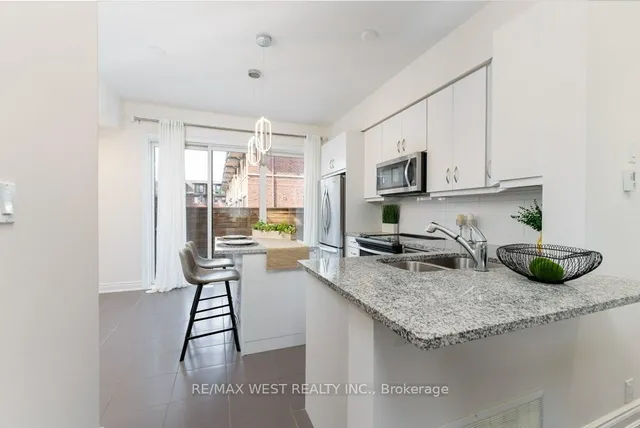 Additional property image - 2172 Trafalgar Rd Unit 19