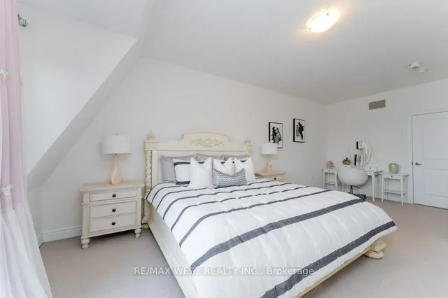 Additional property image - 2172 Trafalgar Rd Unit 19
