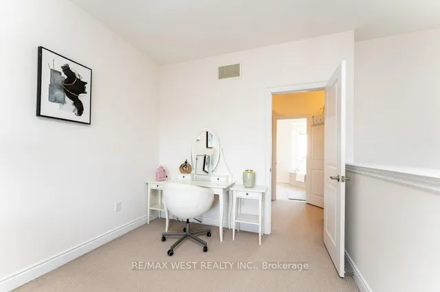 Additional property image - 2172 Trafalgar Rd Unit 19