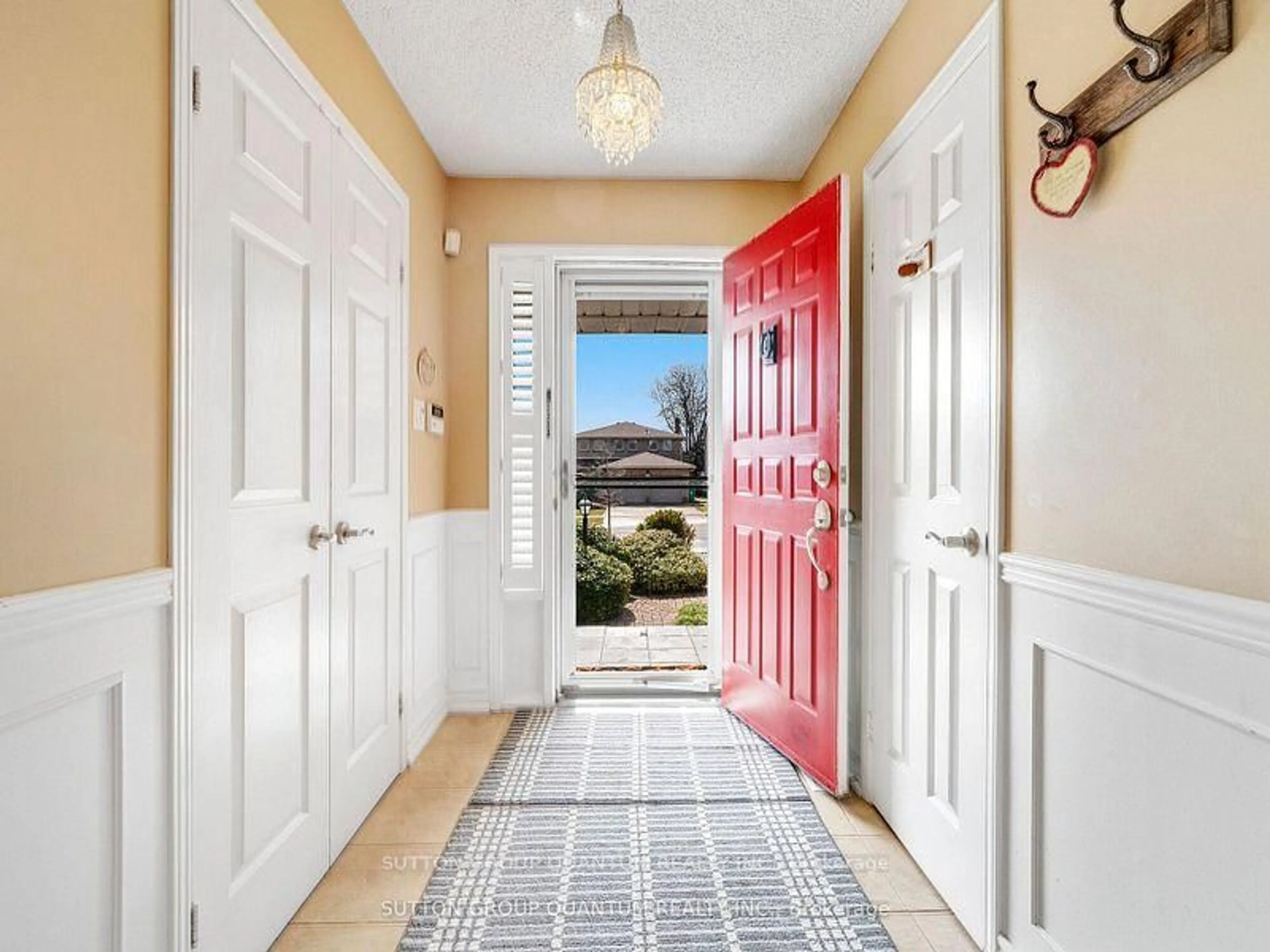 Indoor entryway for 2113 Folkway Dr, Mississauga Ontario L5L 3G3