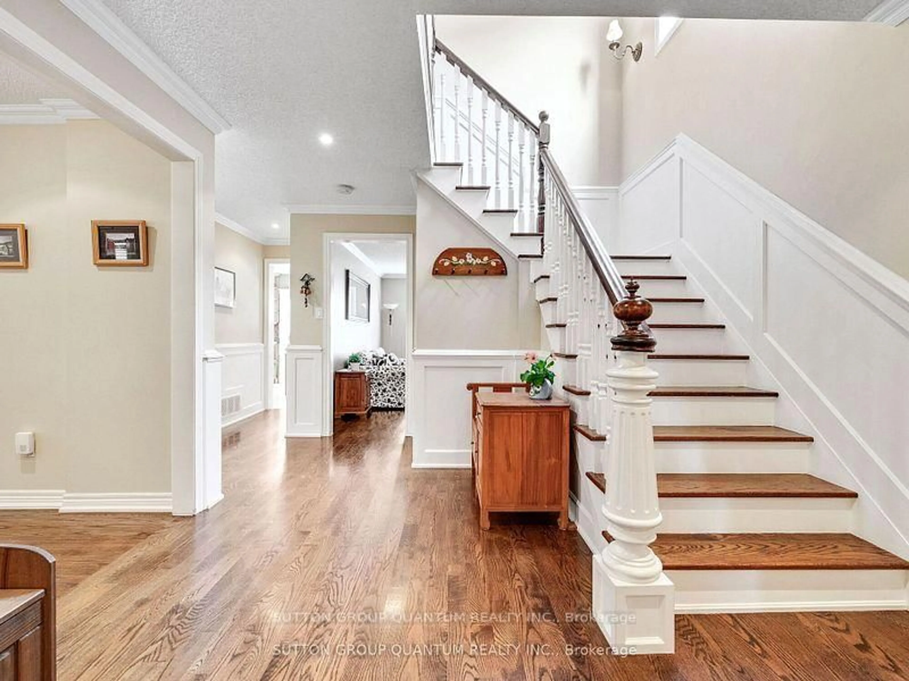 Indoor entryway for 2113 Folkway Dr, Mississauga Ontario L5L 3G3
