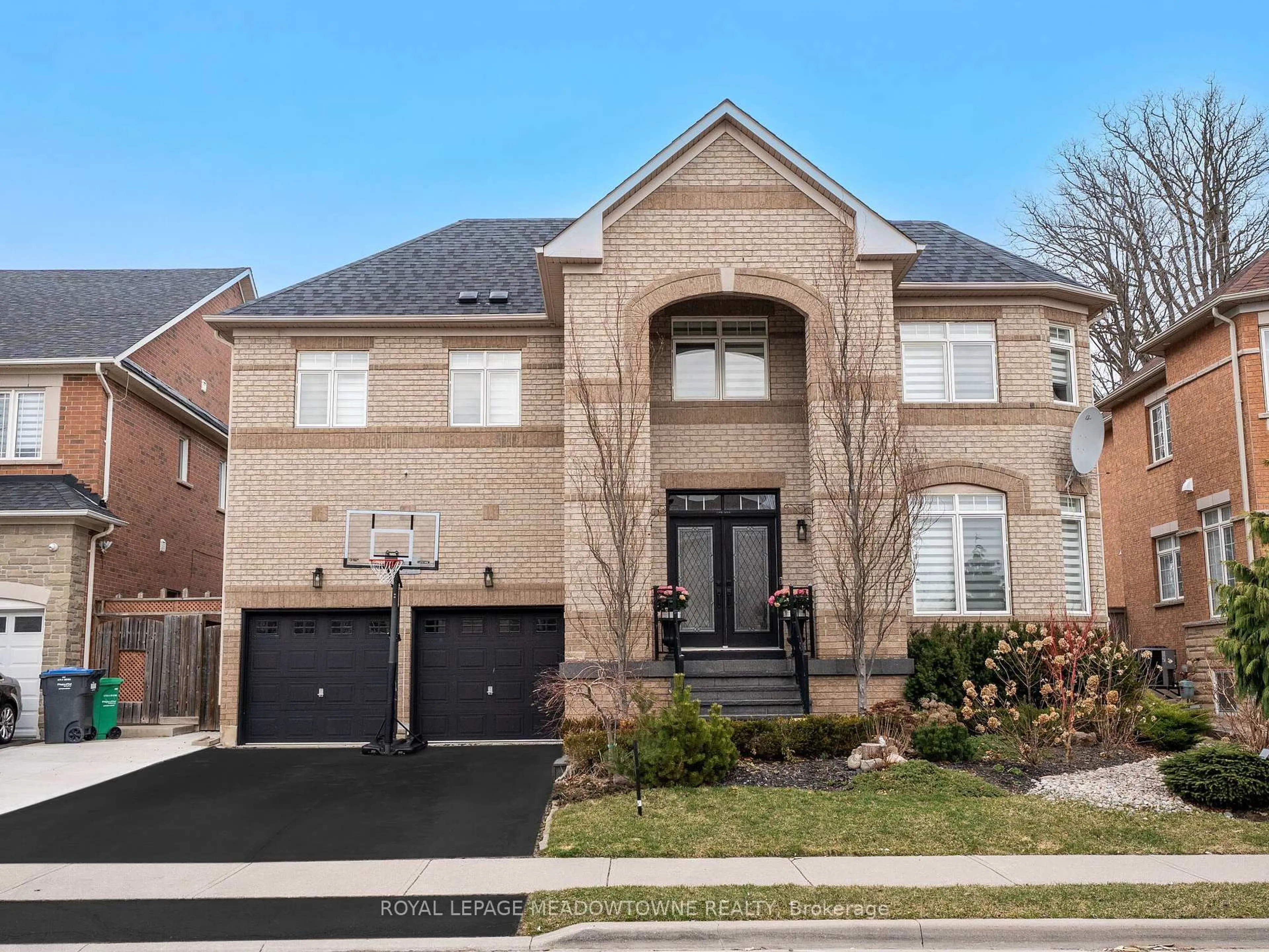 Home with brick exterior material, street for 33 Nova Scotia Rd, Brampton Ontario L6Y 5K6