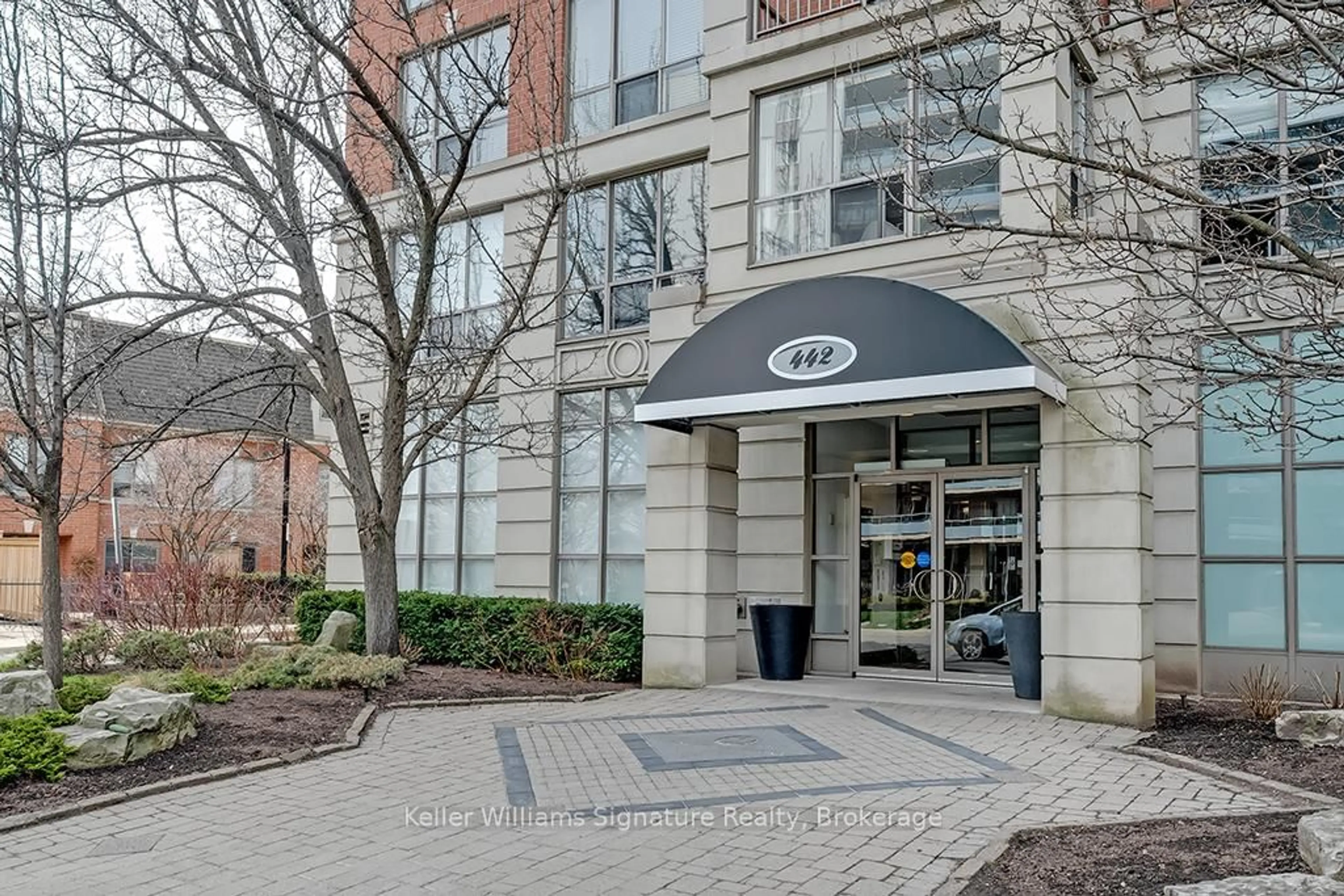 Indoor foyer for 442 Maple Ave #205, Burlington Ontario L7S 2L7