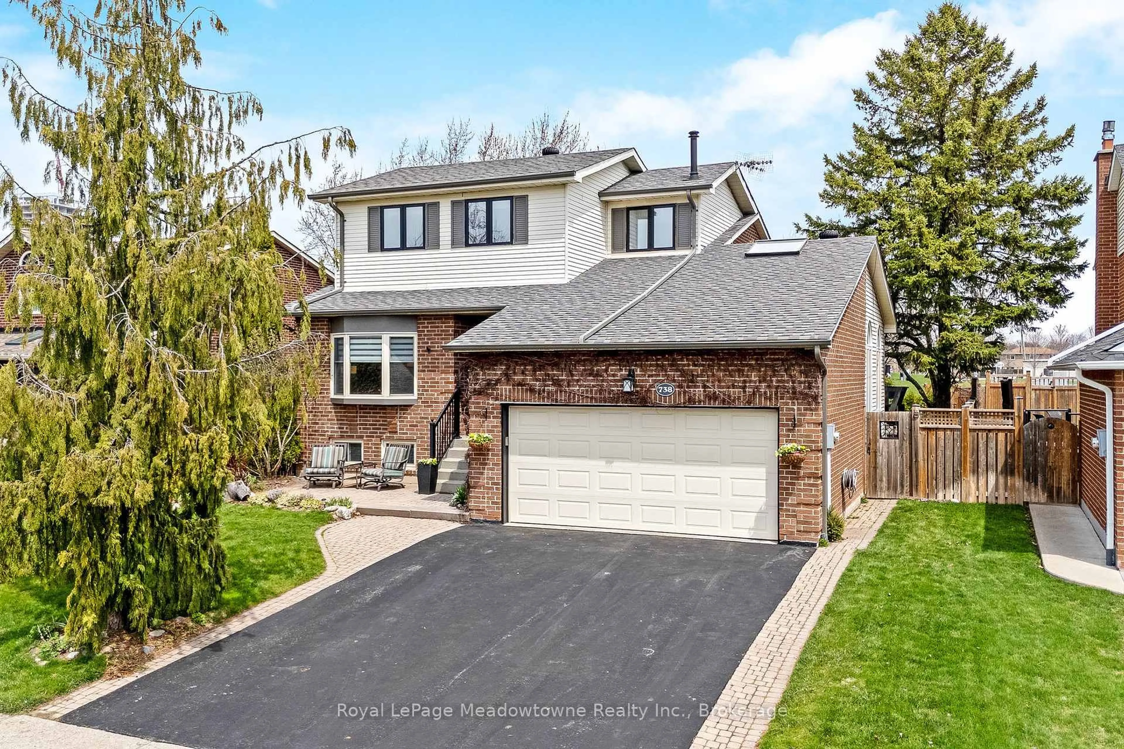 Home with vinyl exterior material, street for 738 Robertson Cres, Milton Ontario L9T 4W4