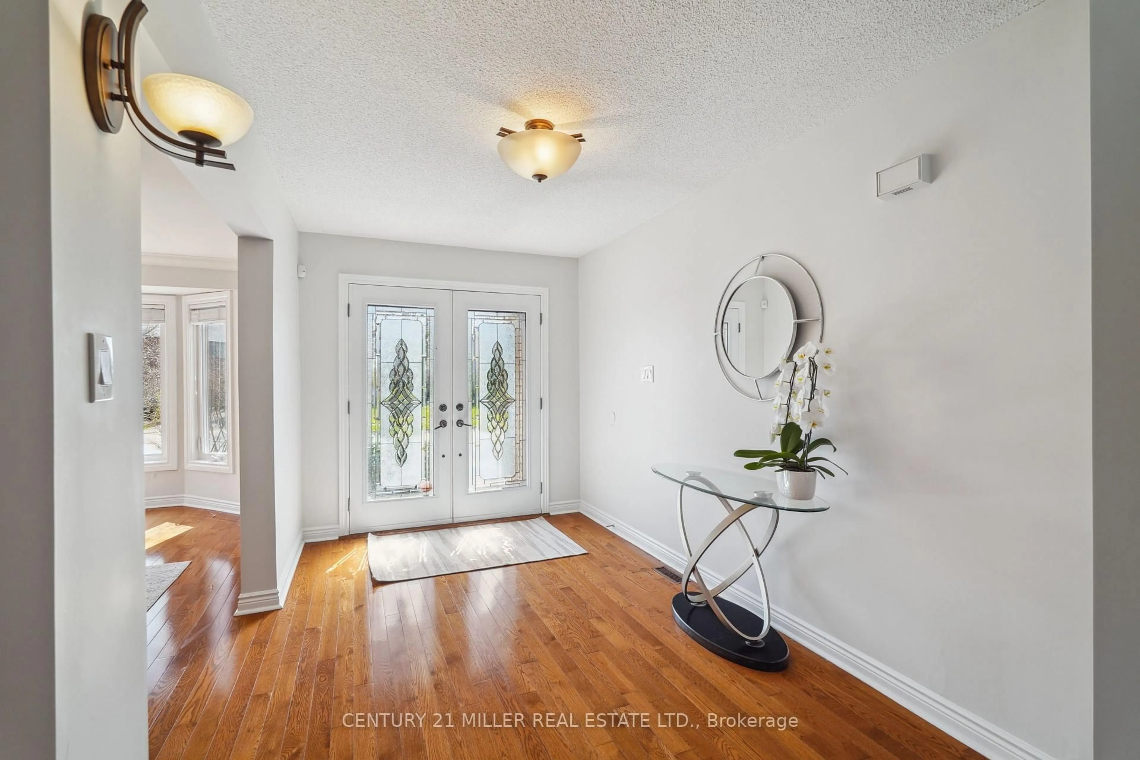 Indoor entryway for 1372 Wheelwright Rd, Oakville Ontario L6M 2Z2