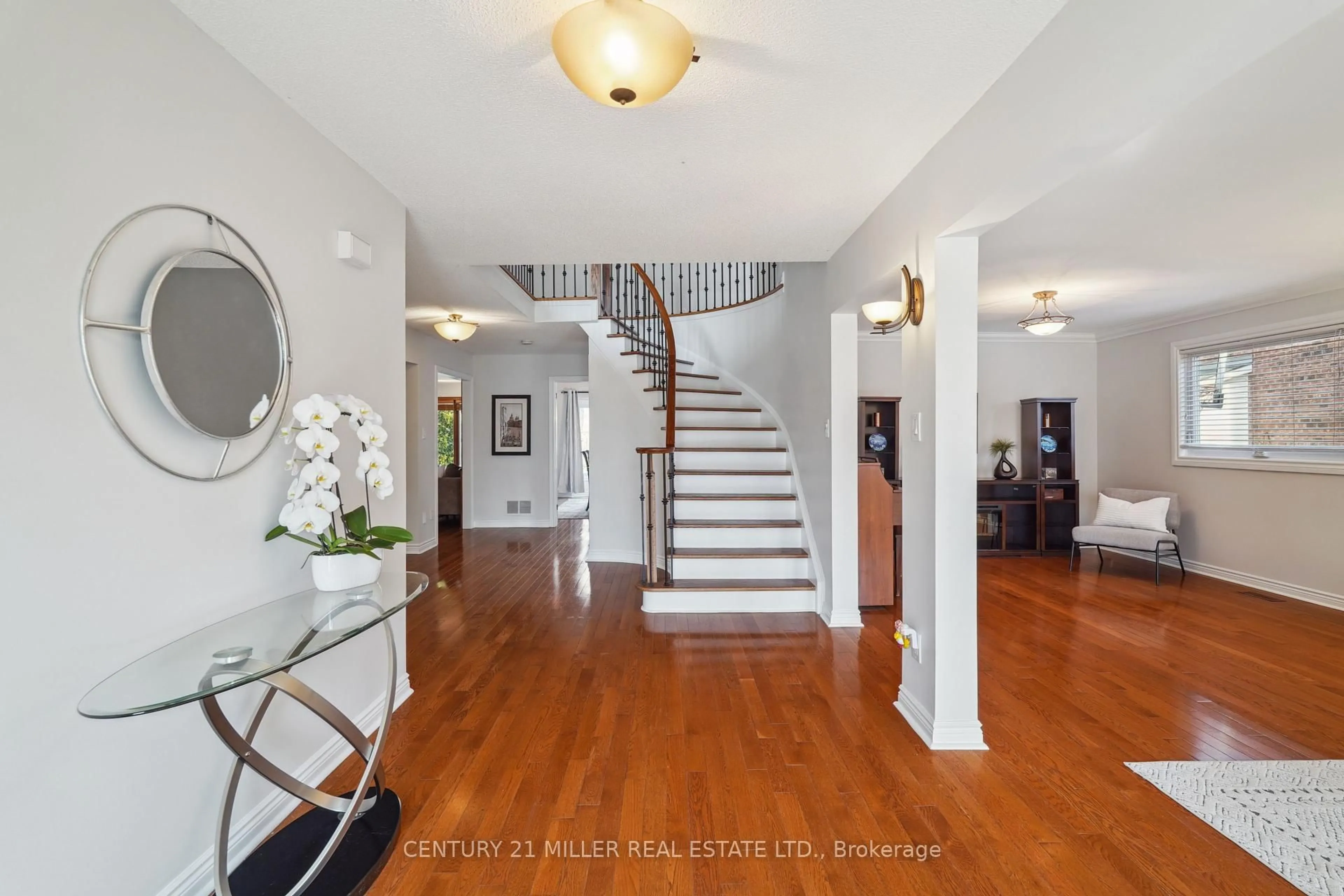 Indoor foyer for 1372 Wheelwright Rd, Oakville Ontario L6M 2Z2