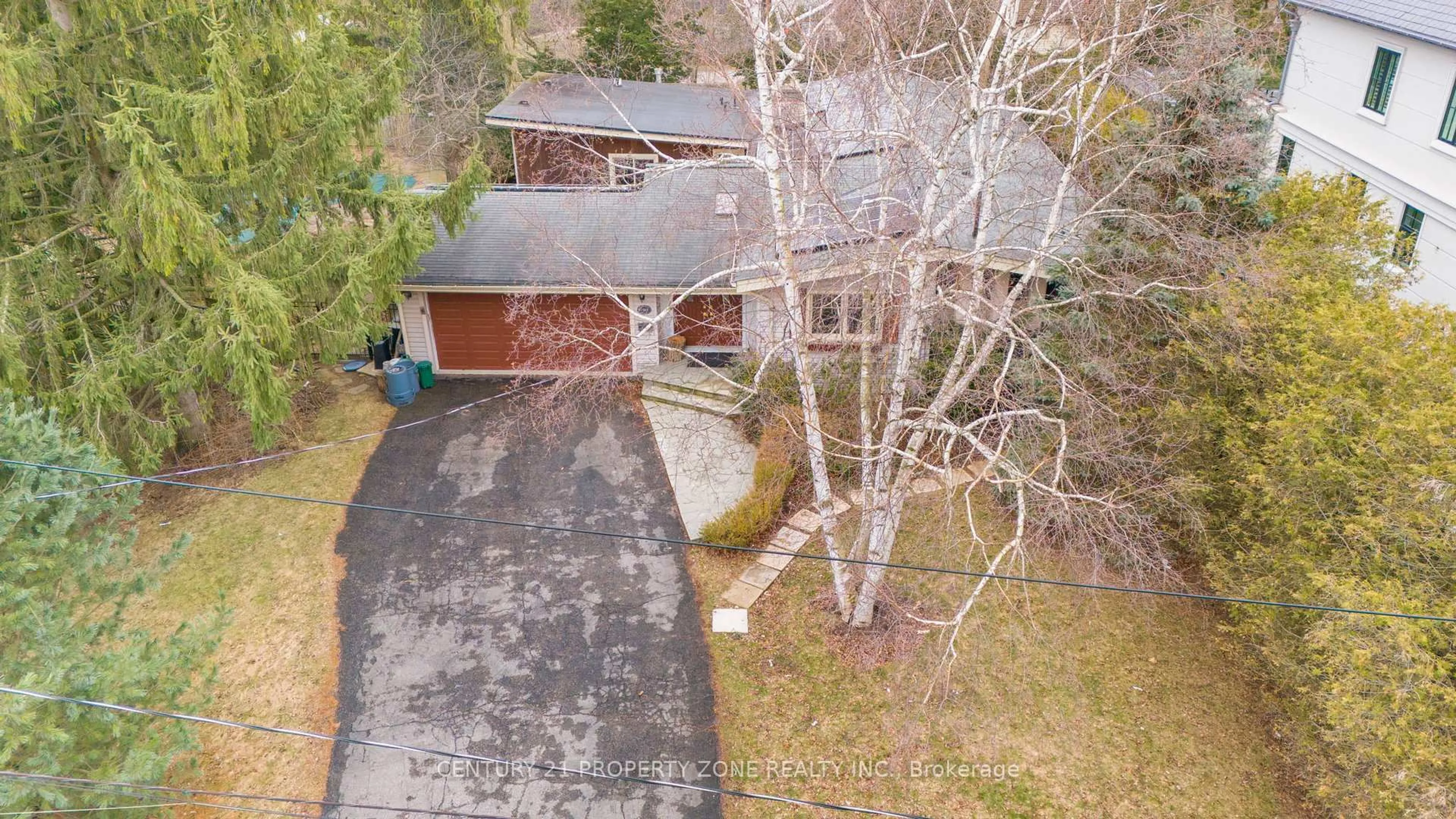 A pic from outside/outdoor area/front of a property/back of a property/a pic from drone, street for 1503 Lakeshore Rd, Oakville Ontario L6J 1L9