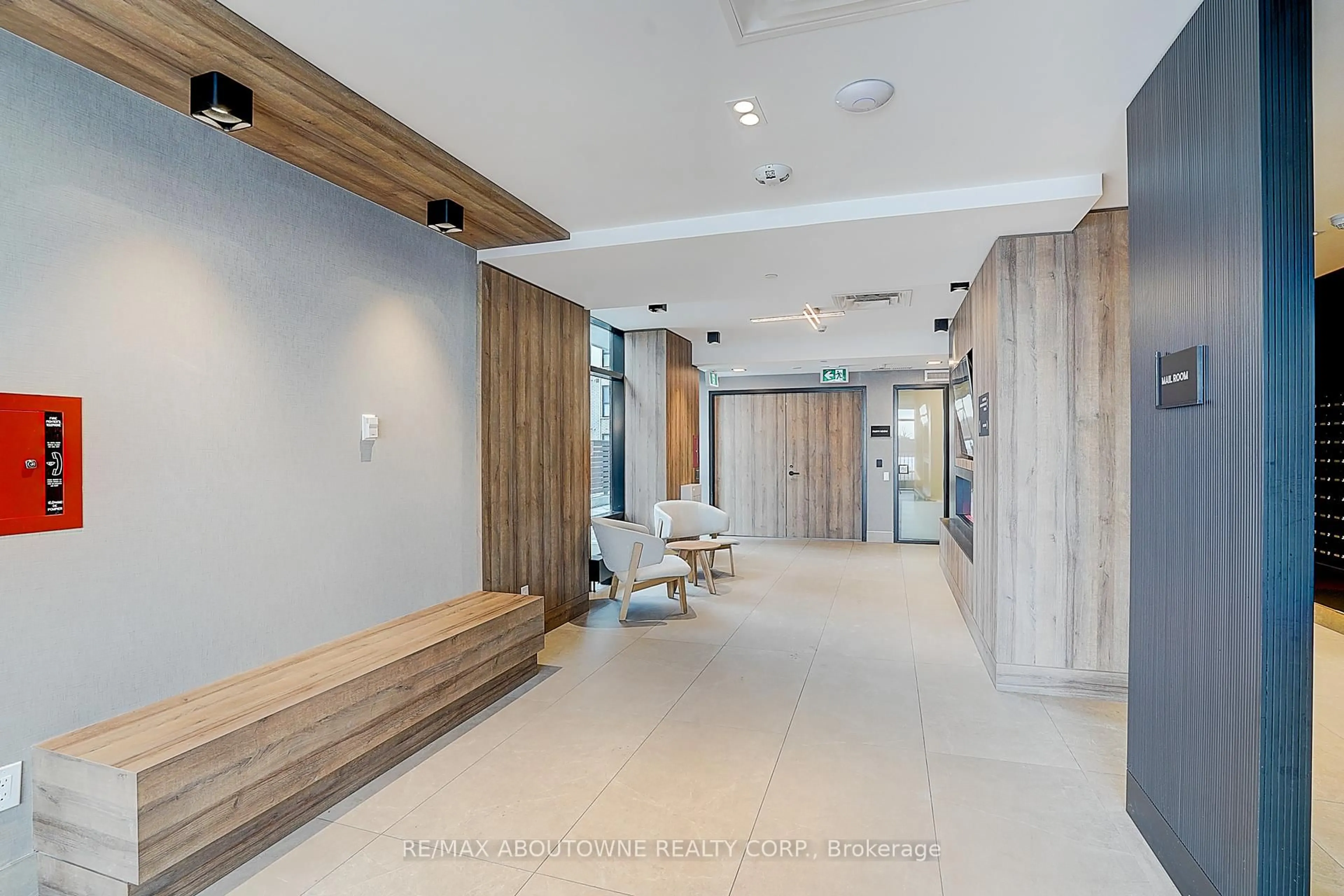 Indoor foyer for 335 Wheat Boom Dr #1408, Oakville Ontario L6H 7C2