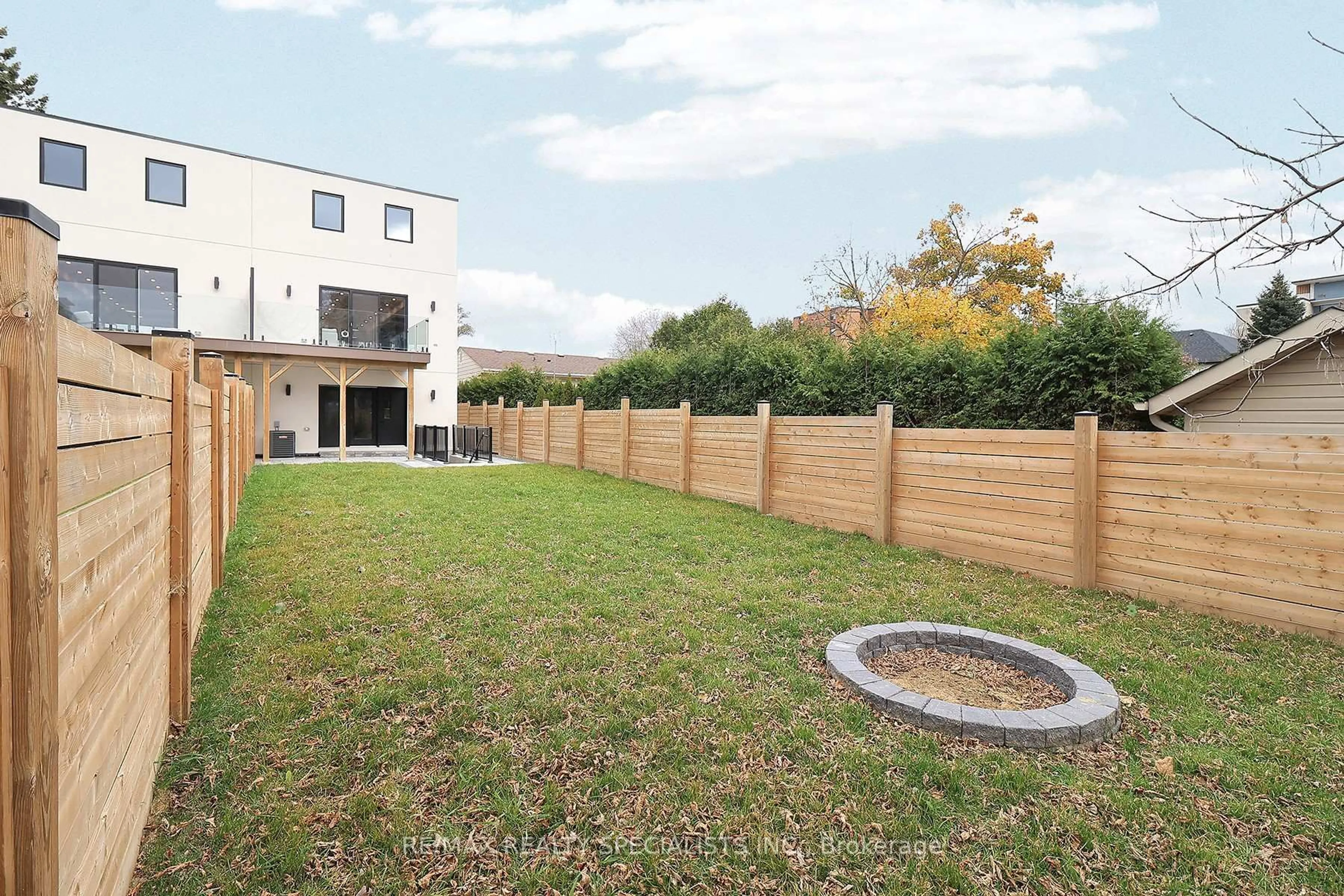 A pic from outside/outdoor area/front of a property/back of a property/a pic from drone, mountain view for 1046 ROOSEVELT Rd, Mississauga Ontario L5G 3Y8
