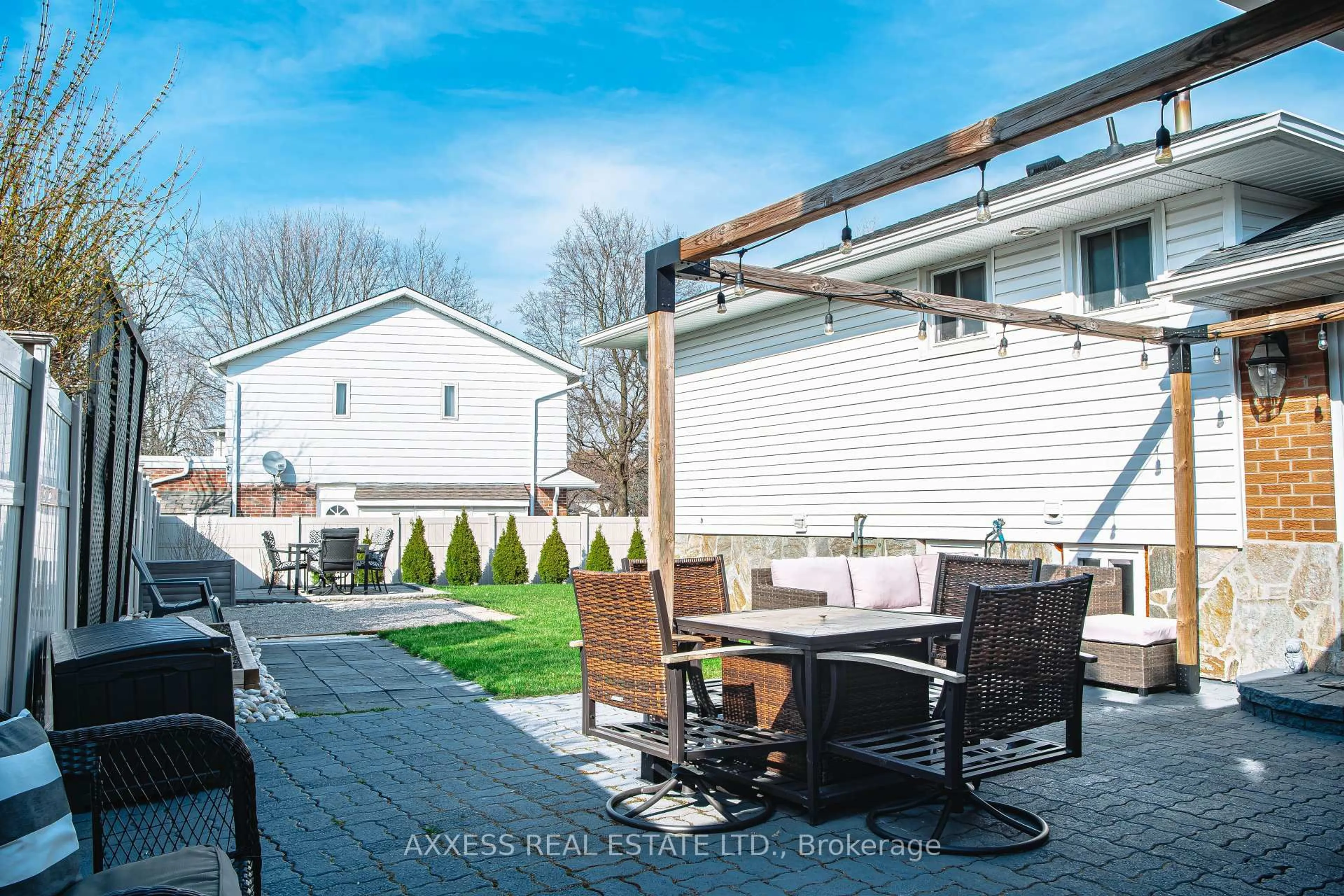 Patio, street for 7 Regan Cres, Halton Hills Ontario L7G 1A9