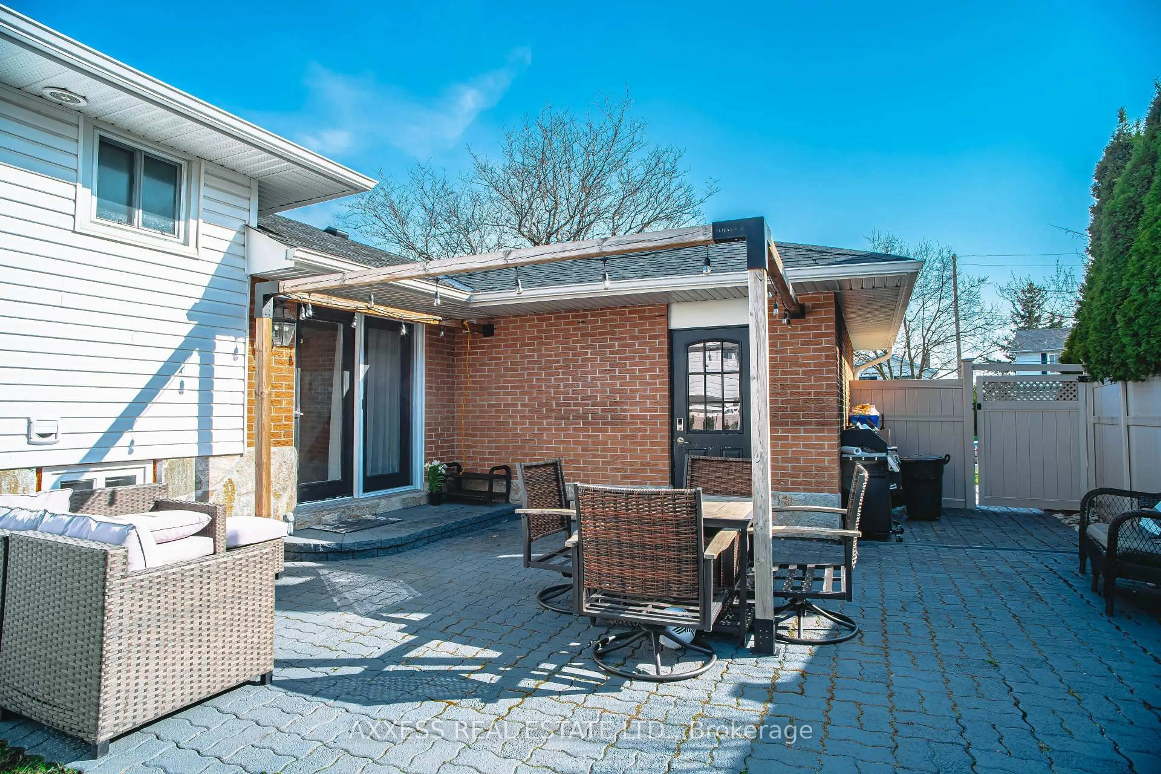 Patio, street for 7 Regan Cres, Halton Hills Ontario L7G 1A9
