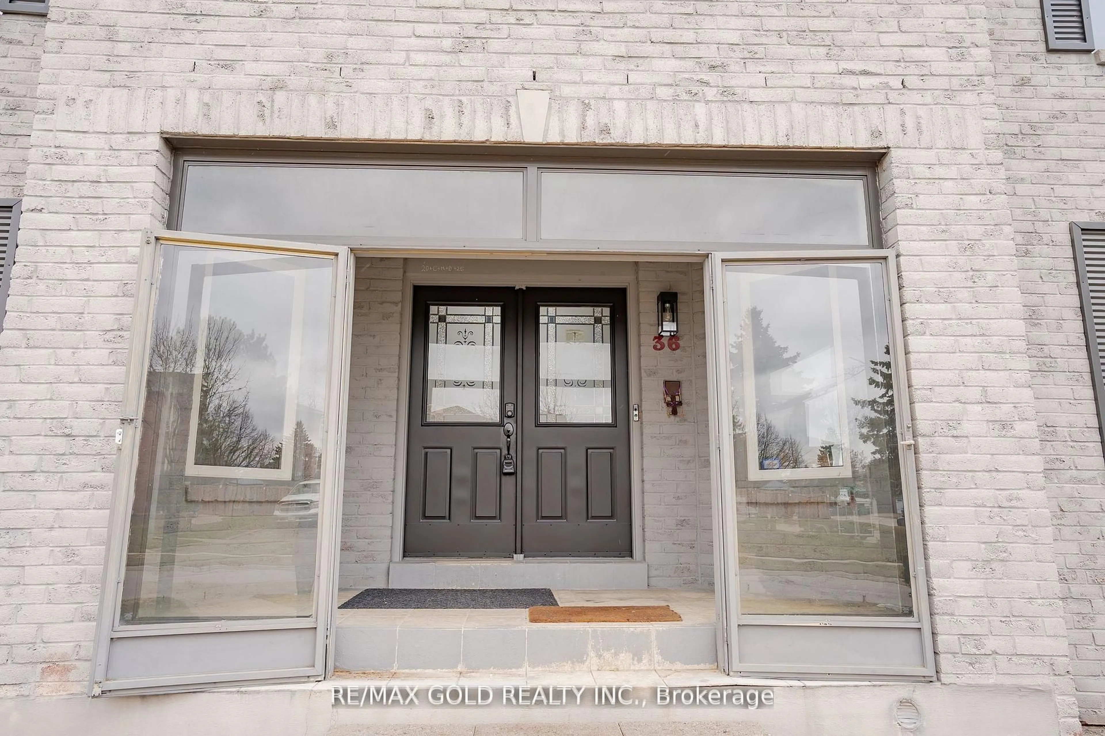 Indoor entryway for 36 St Michaels Cres, Caledon Ontario L7E 5Y8
