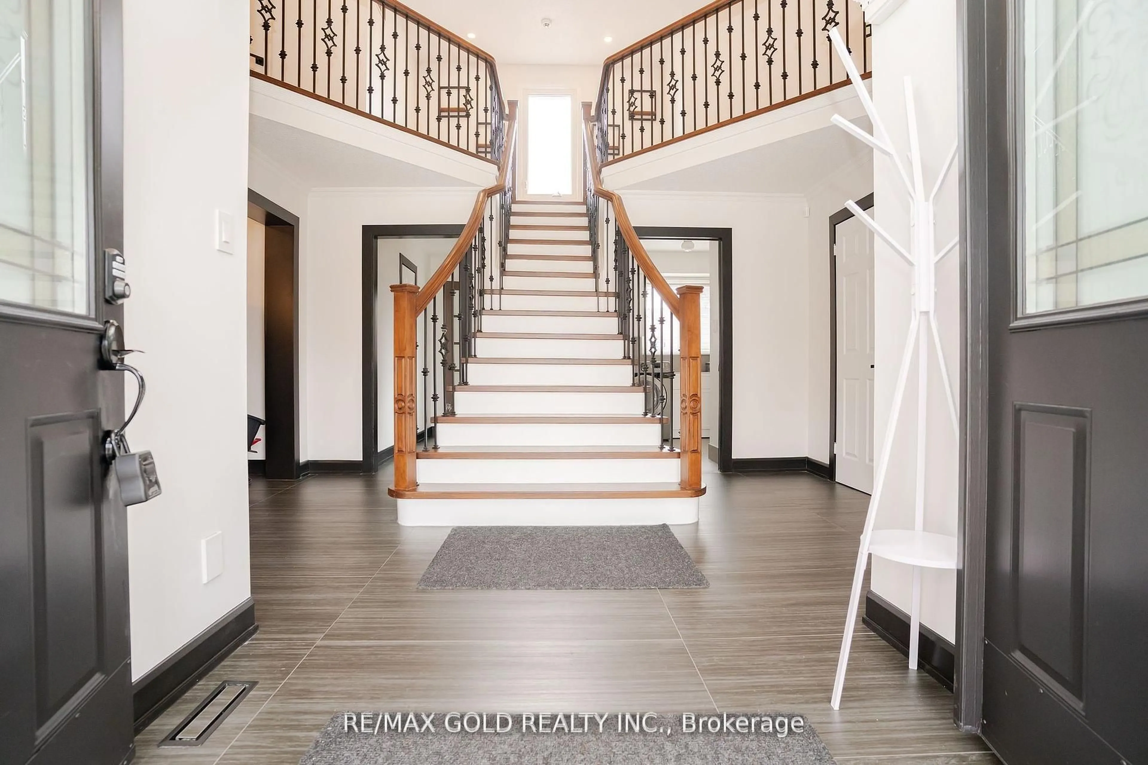 Indoor foyer for 36 St Michaels Cres, Caledon Ontario L7E 5Y8