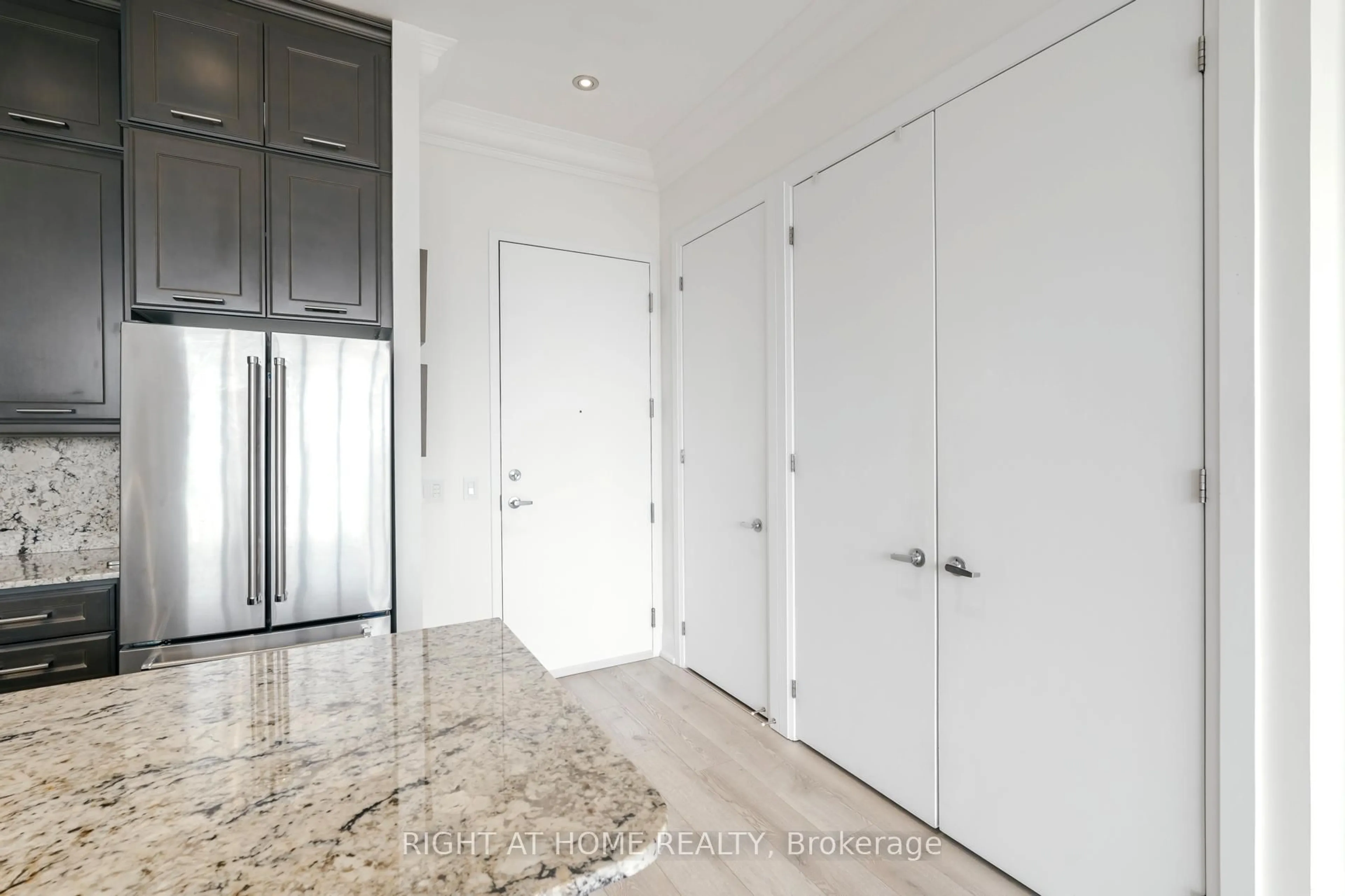 Indoor entryway for 2470 Prince Michael Dr #804, Oakville Ontario L6H 0G9
