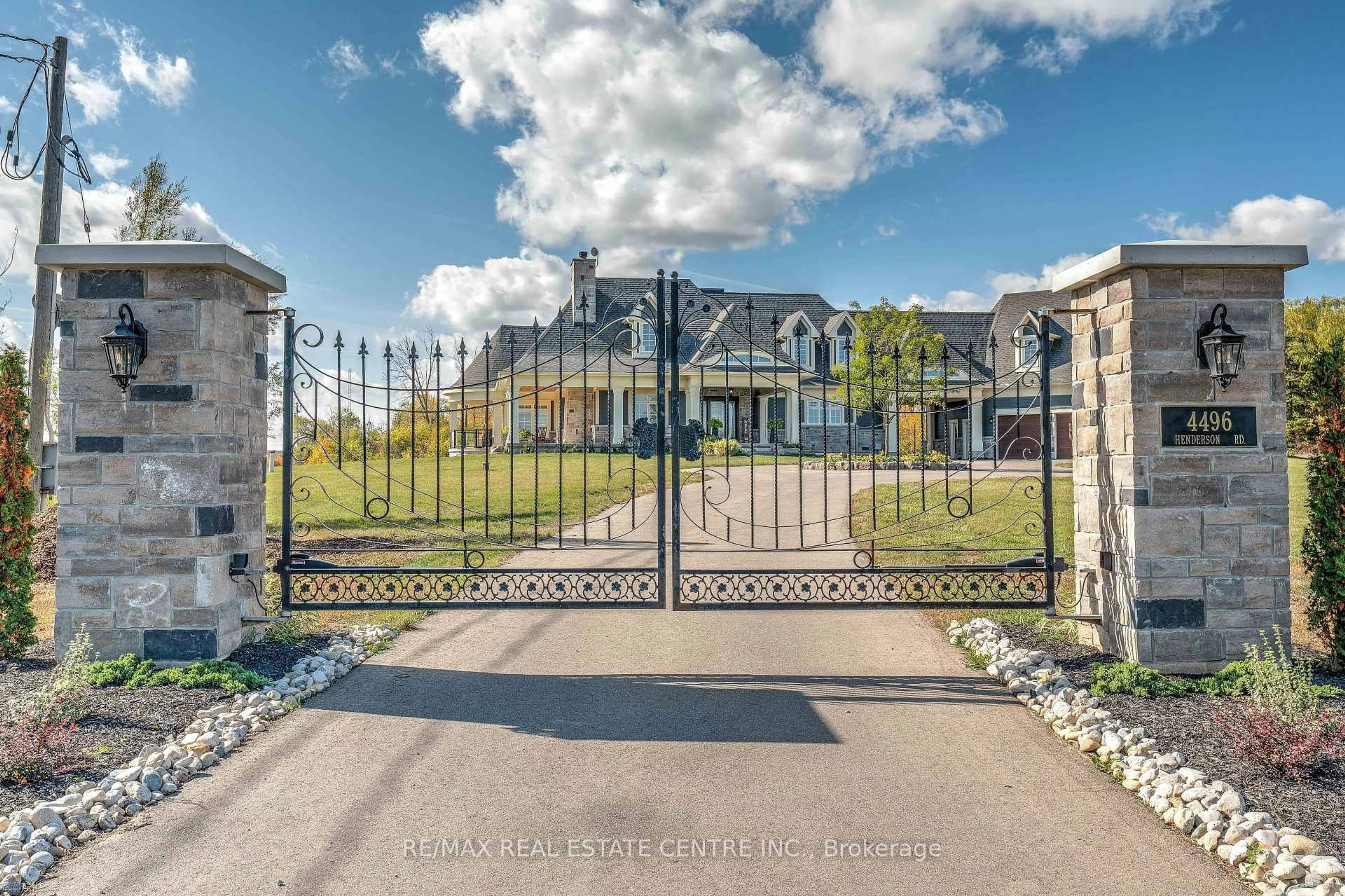 A pic from outside/outdoor area/front of a property/back of a property/a pic from drone, street for 4496 Henderson Rd, Milton Ontario L9T 2X5