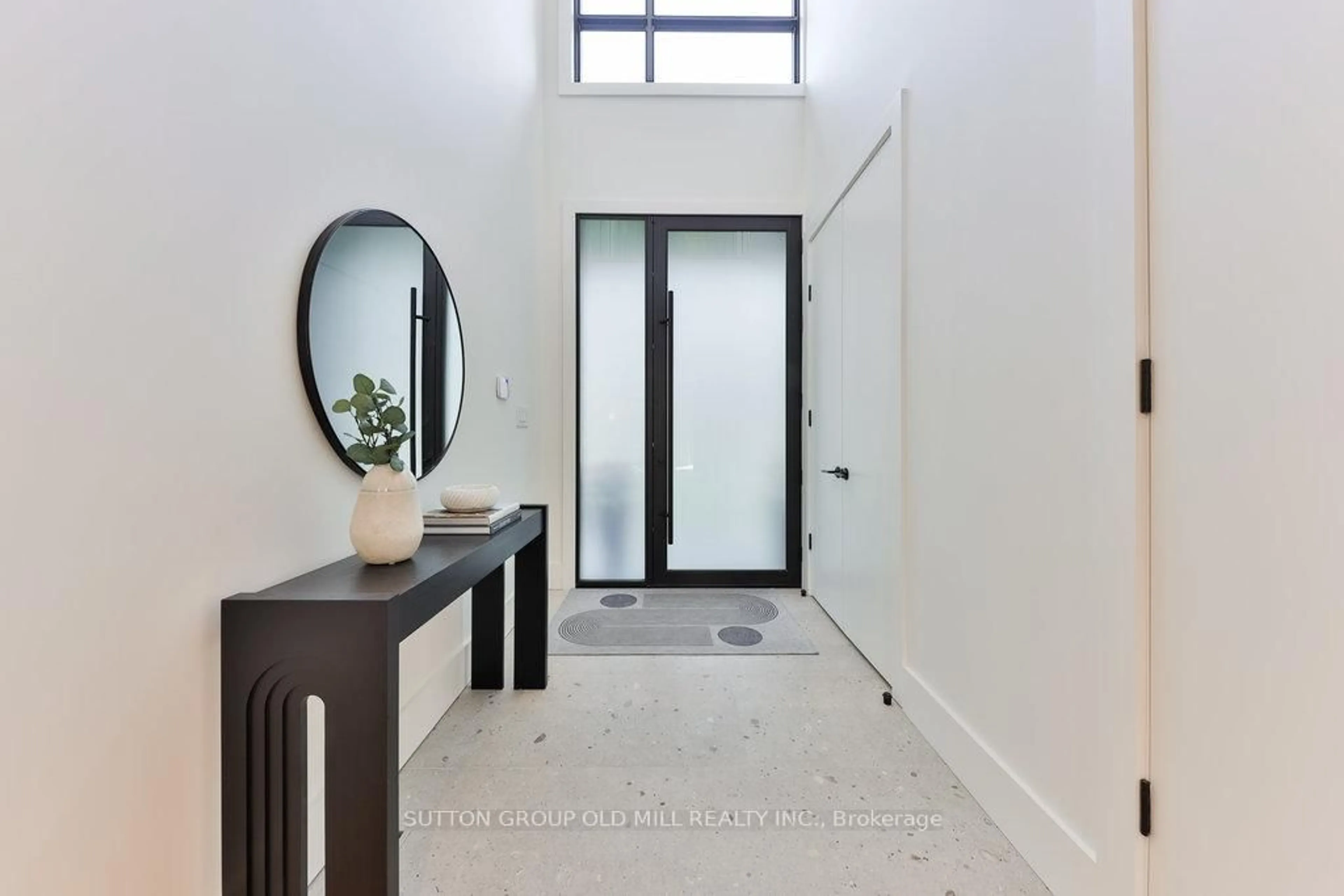Indoor entryway for 5 Bernice Ave, Toronto Ontario M8Y 1Z5