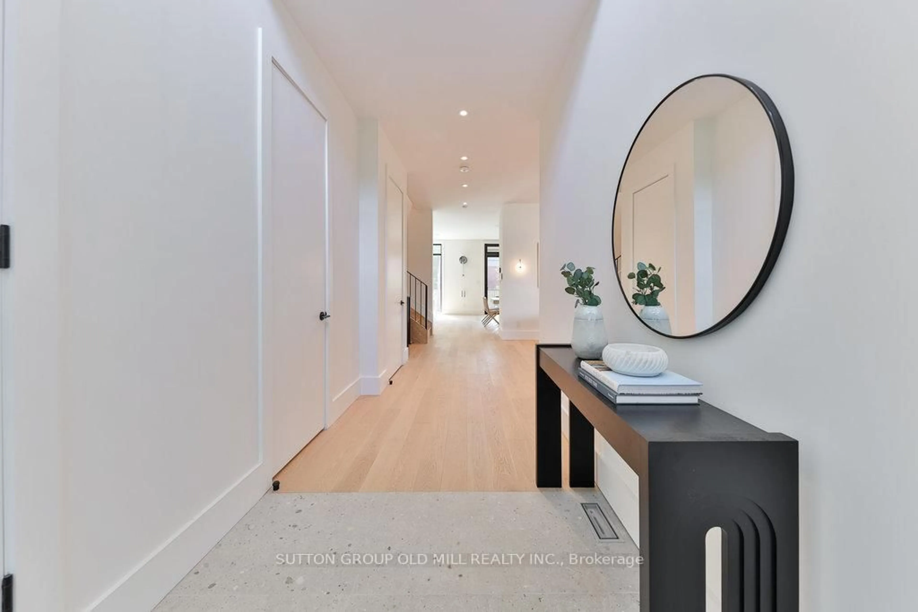 Indoor entryway for 5 Bernice Ave, Toronto Ontario M8Y 1Z5