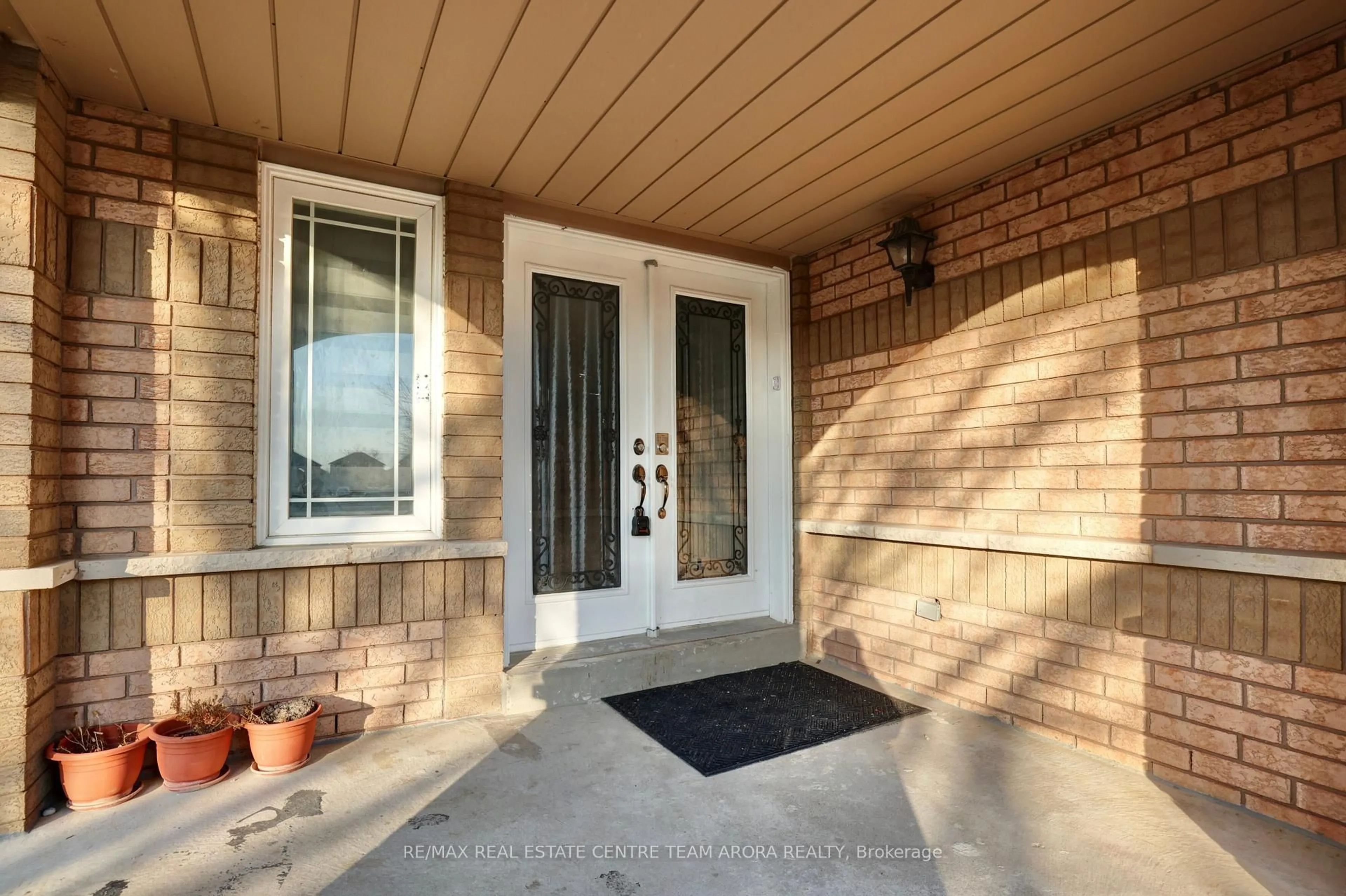 Indoor entryway for 247 Cresthaven Rd, Brampton Ontario L7A 1K8