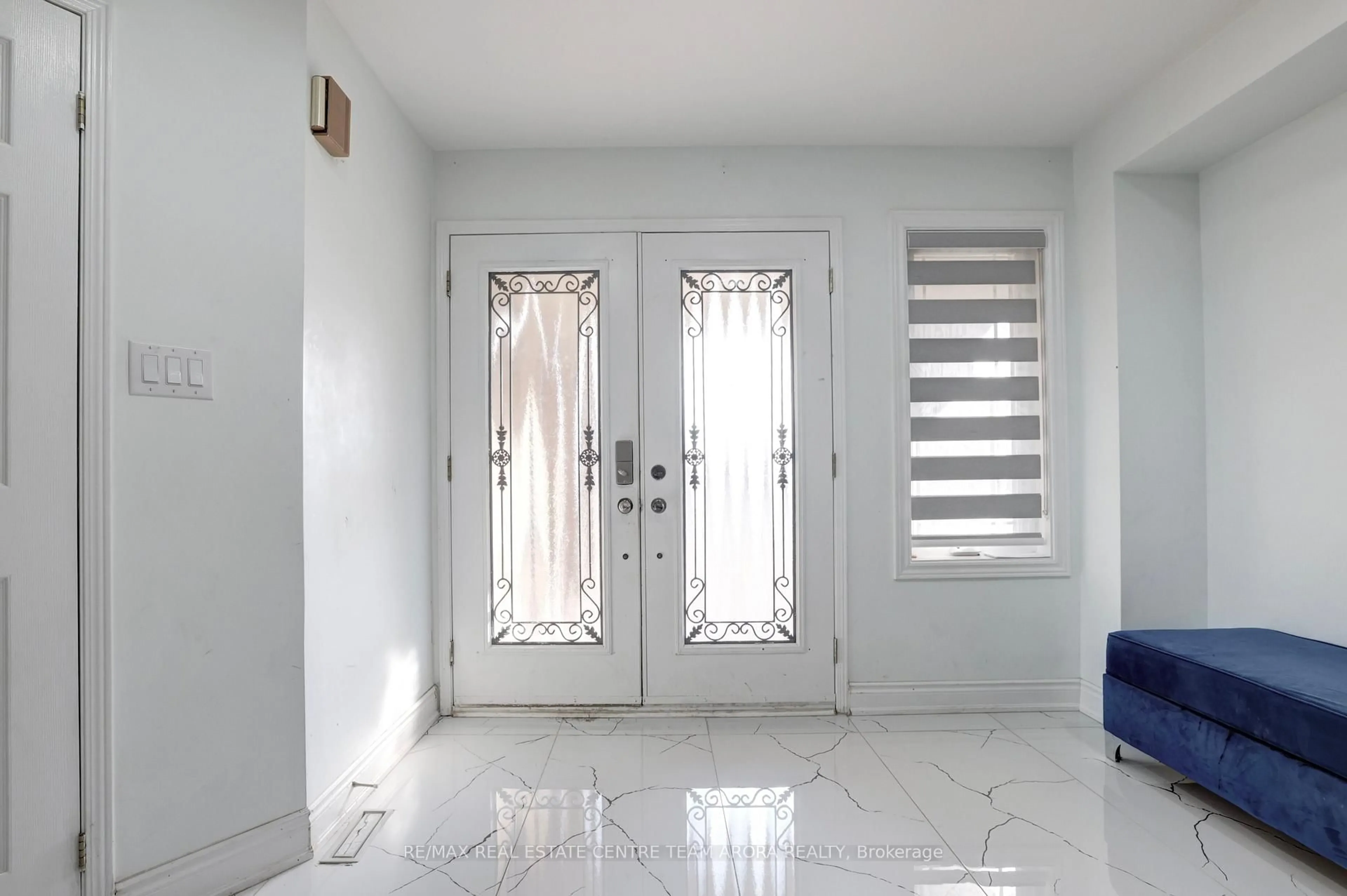 Indoor entryway for 247 Cresthaven Rd, Brampton Ontario L7A 1K8