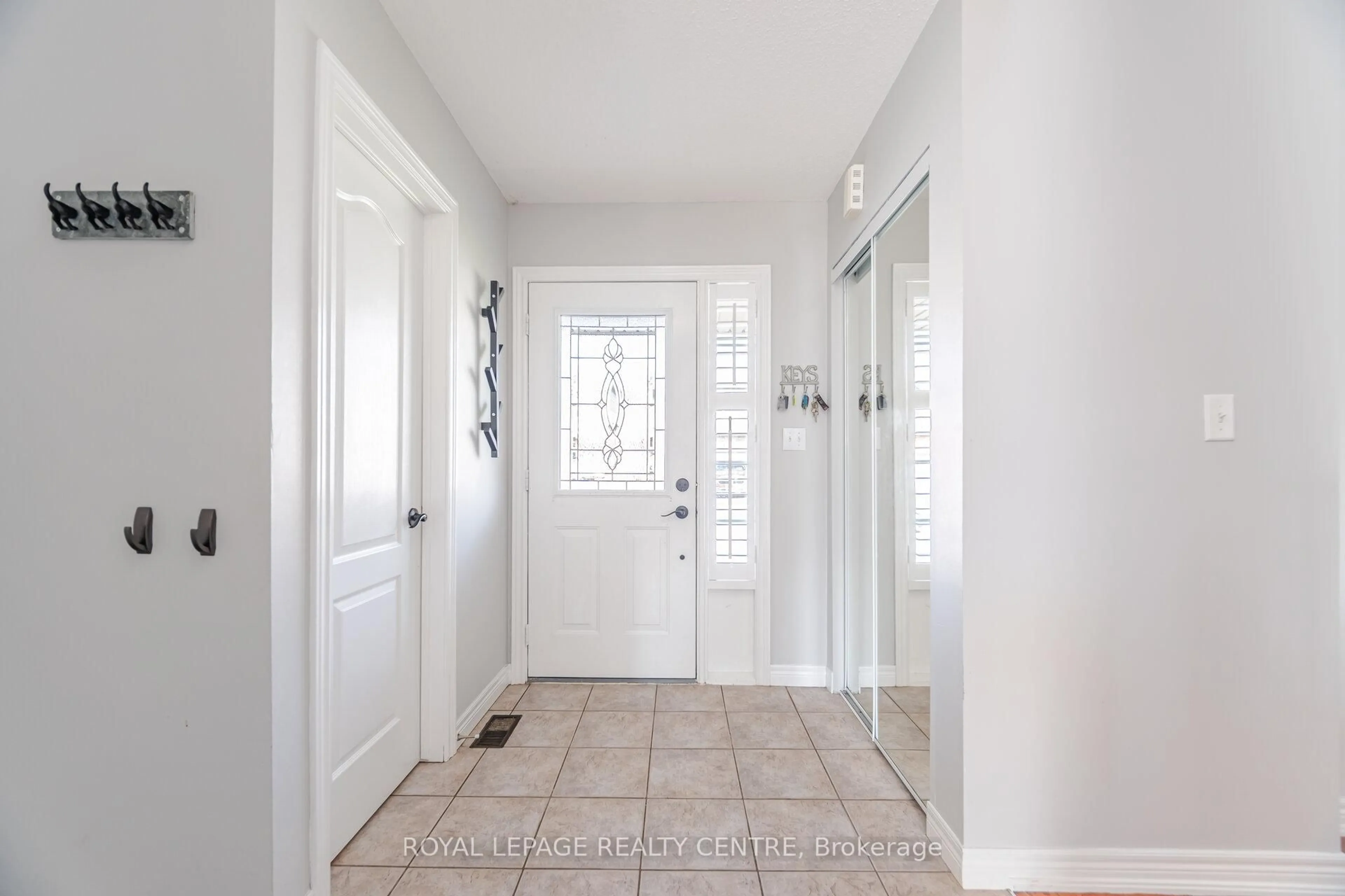 Indoor entryway for 4010 Medland Dr, Burlington Ontario L7M 4W7