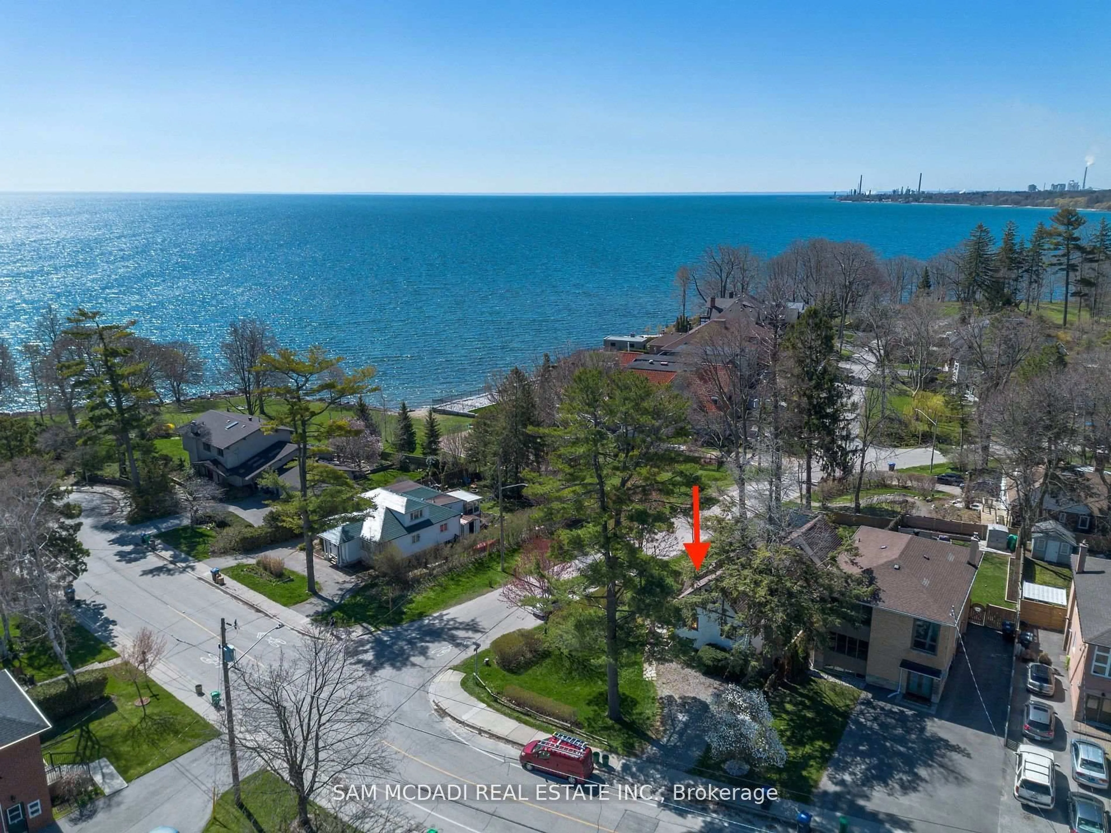 A pic from outside/outdoor area/front of a property/back of a property/a pic from drone, water/lake/river/ocean view for 62 Maple Ave, Mississauga Ontario L5H 2R6