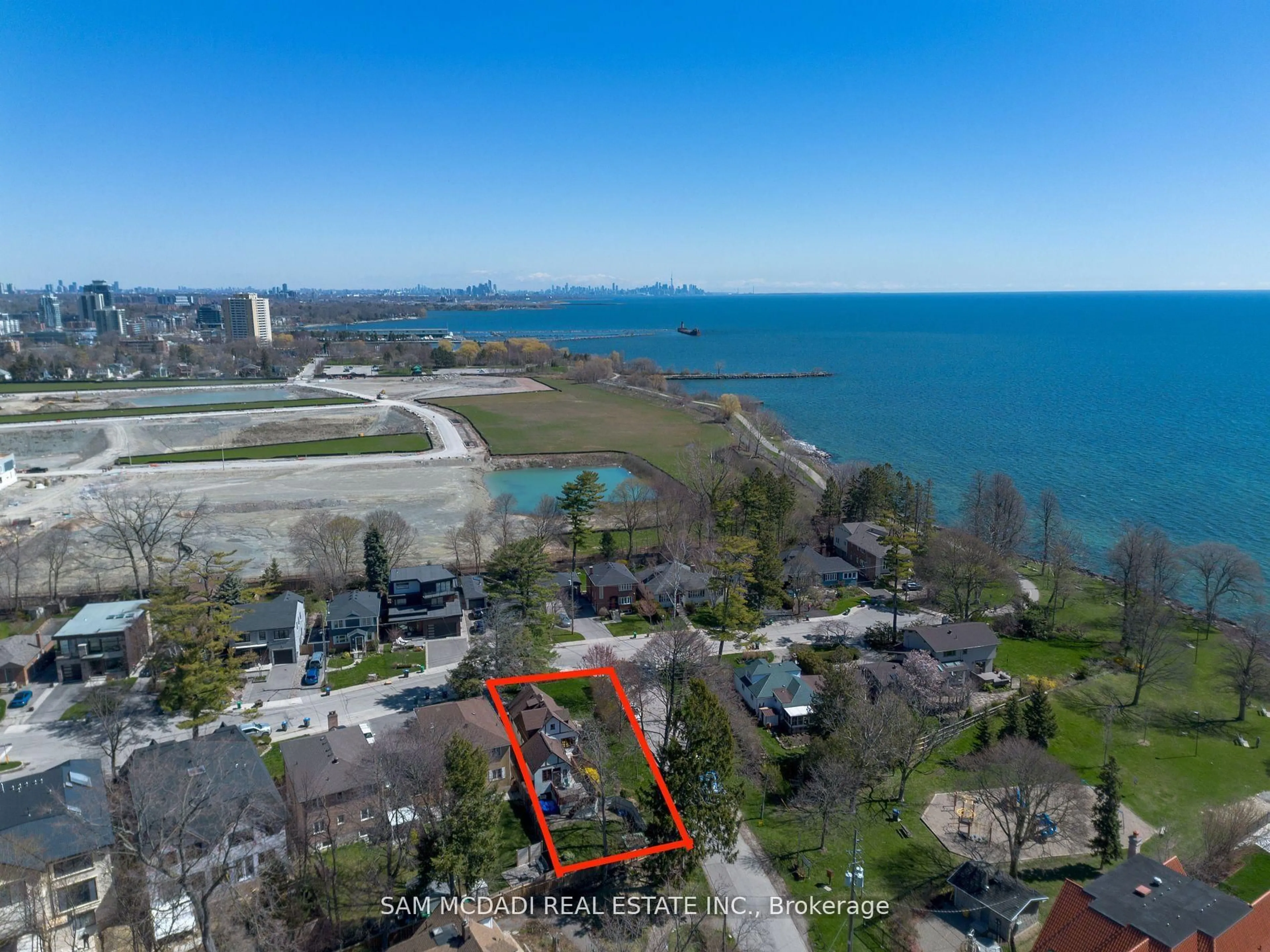 A pic from outside/outdoor area/front of a property/back of a property/a pic from drone, water/lake/river/ocean view for 62 Maple Ave, Mississauga Ontario L5H 2R6