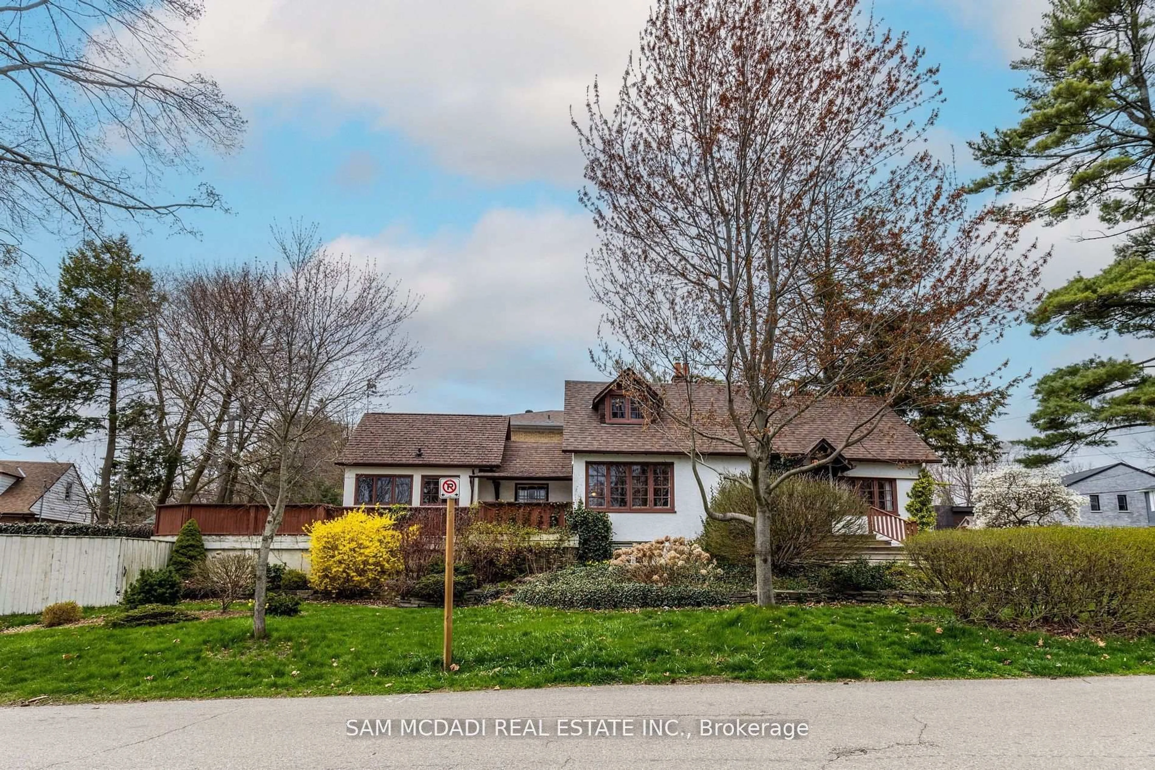 A pic from outside/outdoor area/front of a property/back of a property/a pic from drone, street for 62 Maple Ave, Mississauga Ontario L5H 2R6