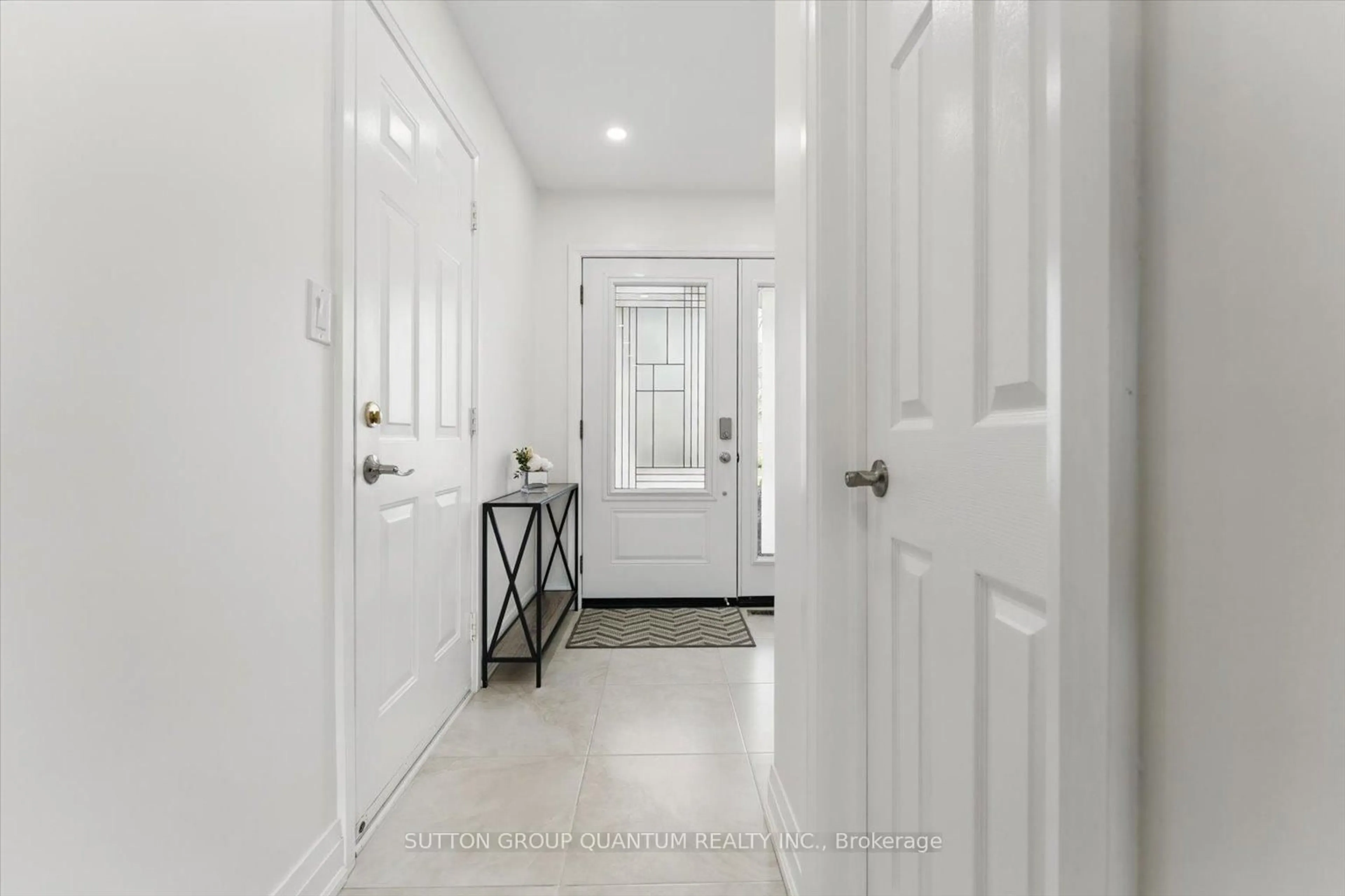 Indoor entryway for 391 Kittridge Rd, Oakville Ontario L6H 7K6