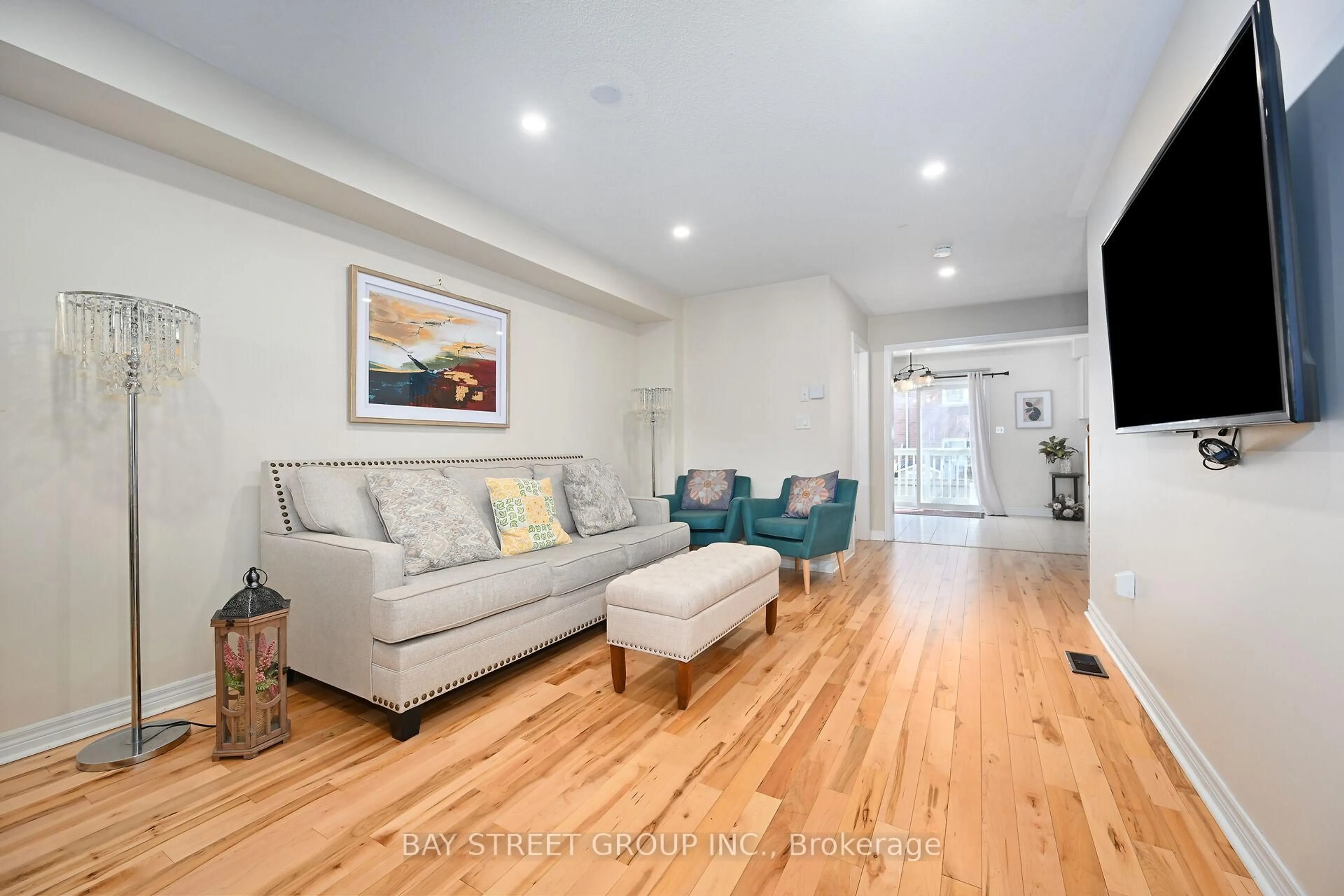 Living room with furniture, unknown for 3072 Highvalley Rd, Oakville Ontario L6M 5H3