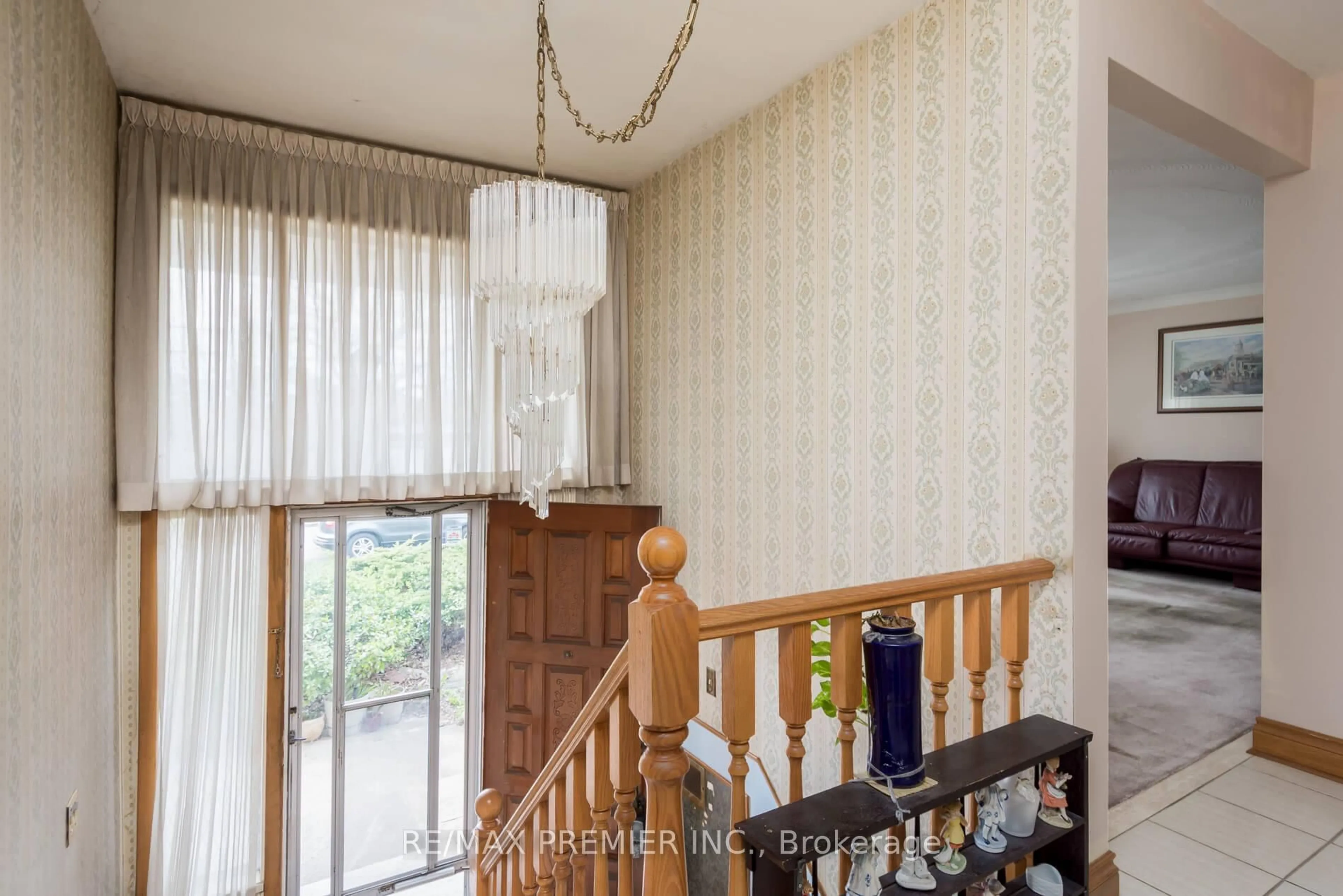 Indoor foyer for 28 Whitfield Ave, Toronto Ontario M9L 1G3
