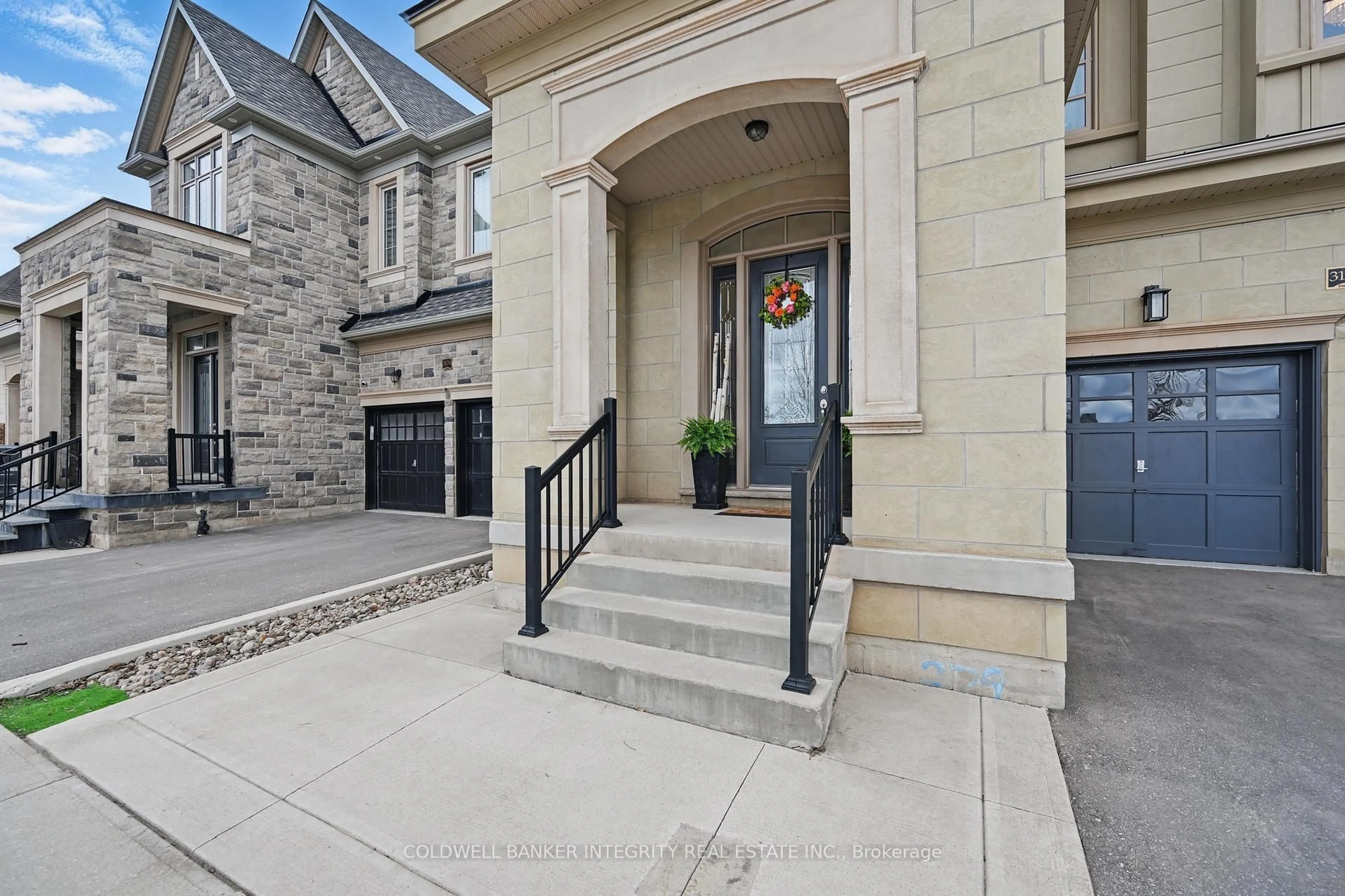 Indoor foyer for 3180 Post Rd, Oakville Ontario L6H 0V4