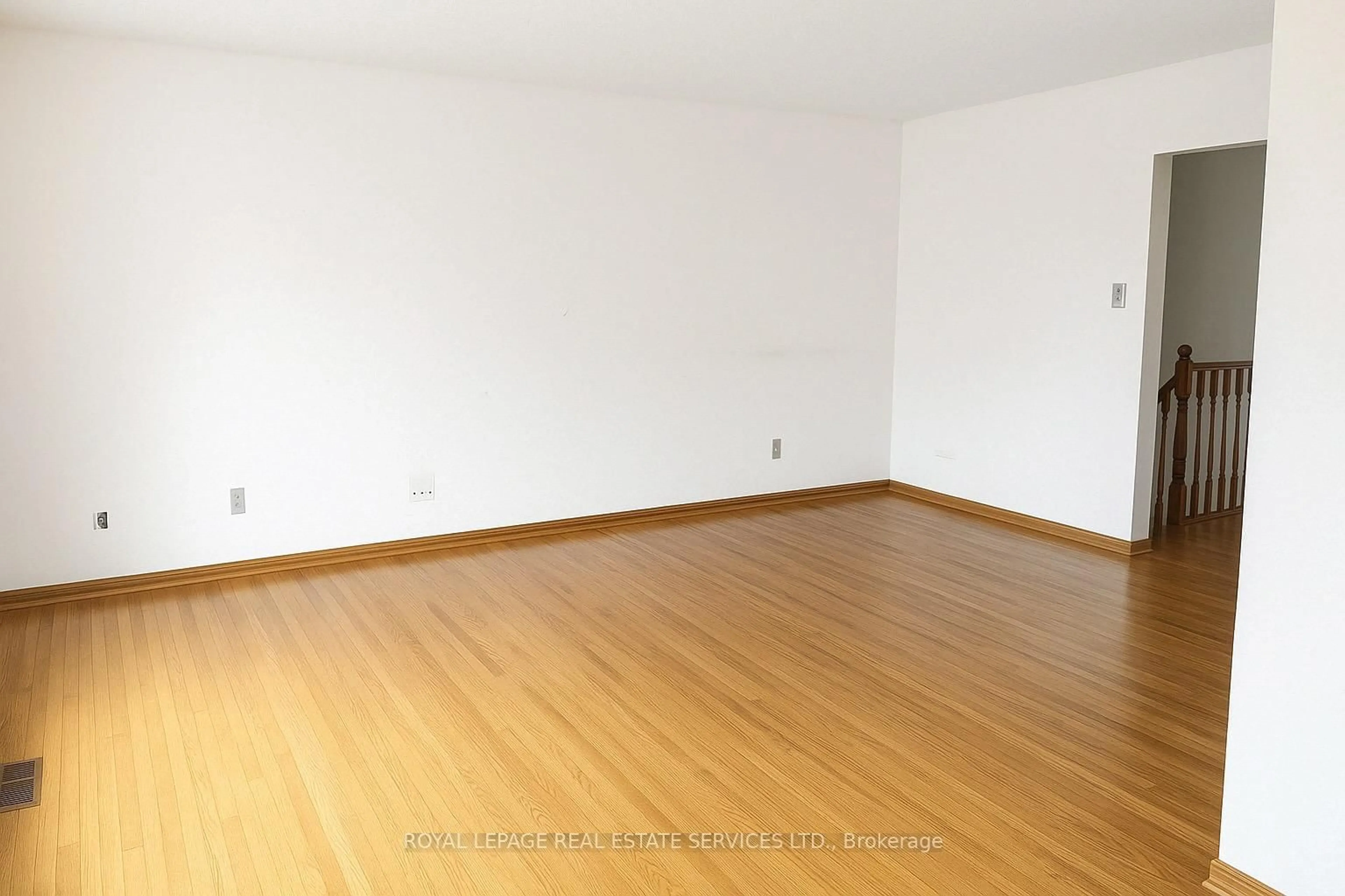 A pic of a room for 1128 Pinegrove Rd, Oakville Ontario L6L 2W6
