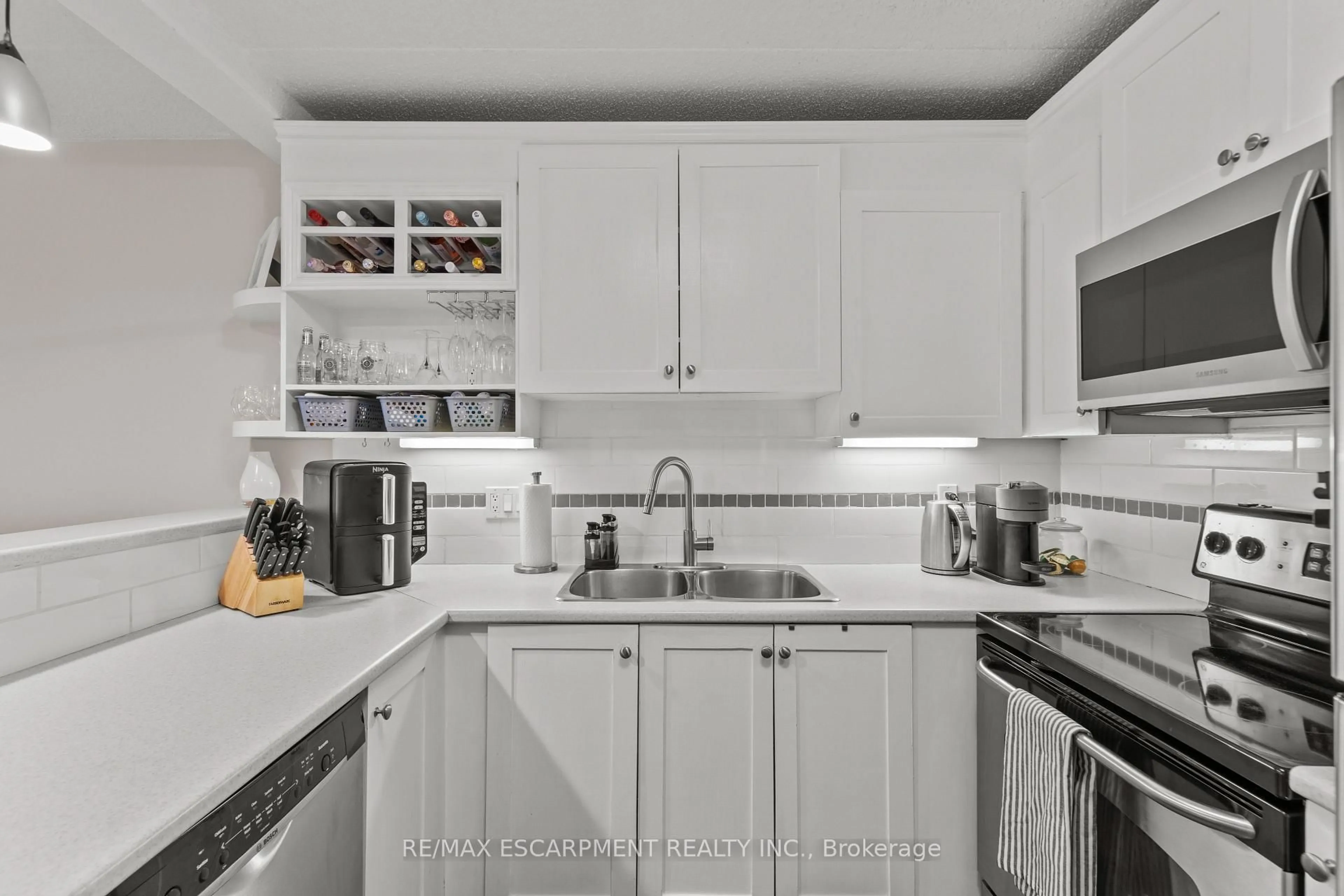 Standard kitchen, ceramic/tile floor for 4025 Kilmer Dr #209, Burlington Ontario L7M 4M5